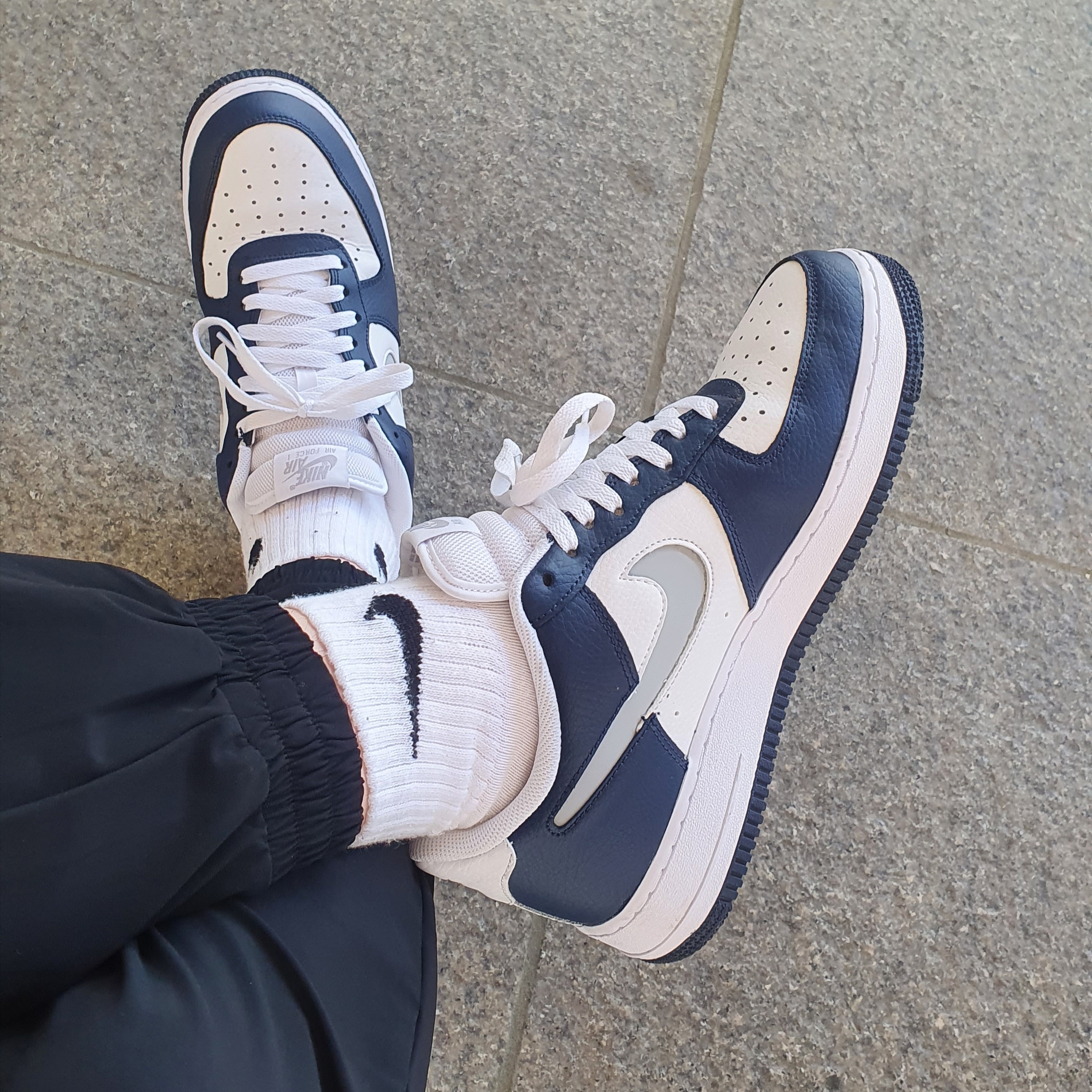 Nike Air Force 1 '07 Cut Out Swoosh Midnight Navy 착용 스타일