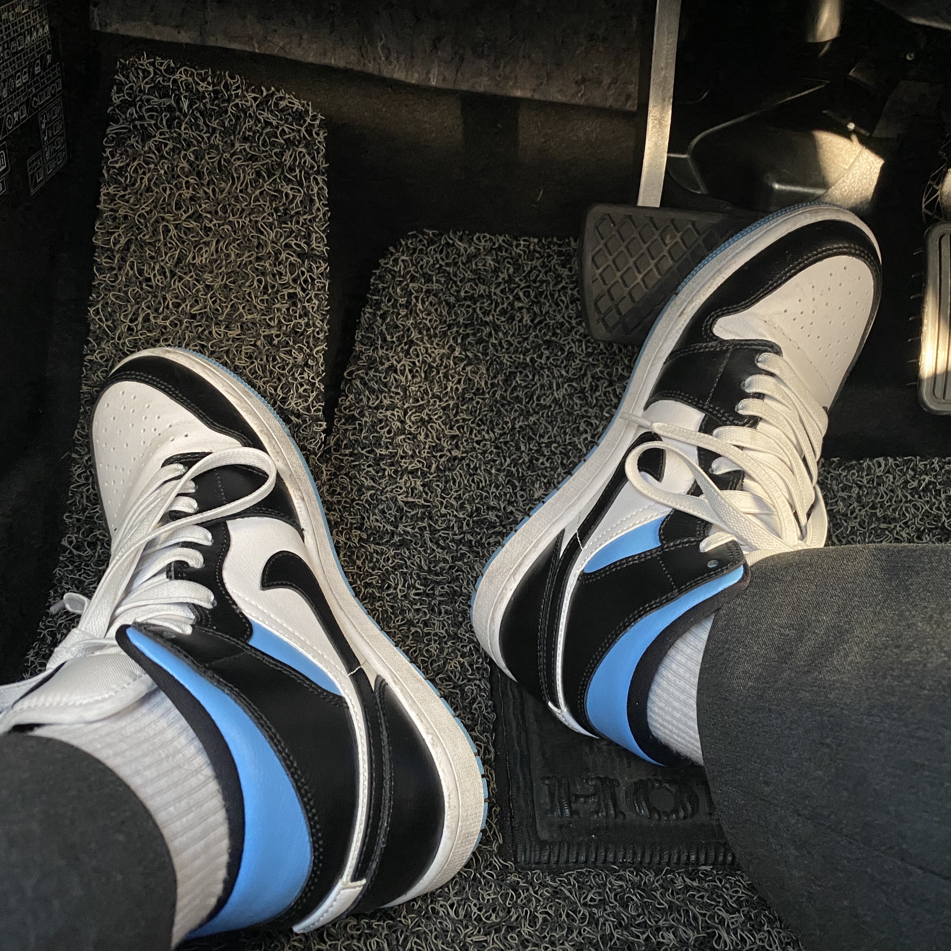 (W) Jordan 1 Mid White Black University Blue 착용 스타일