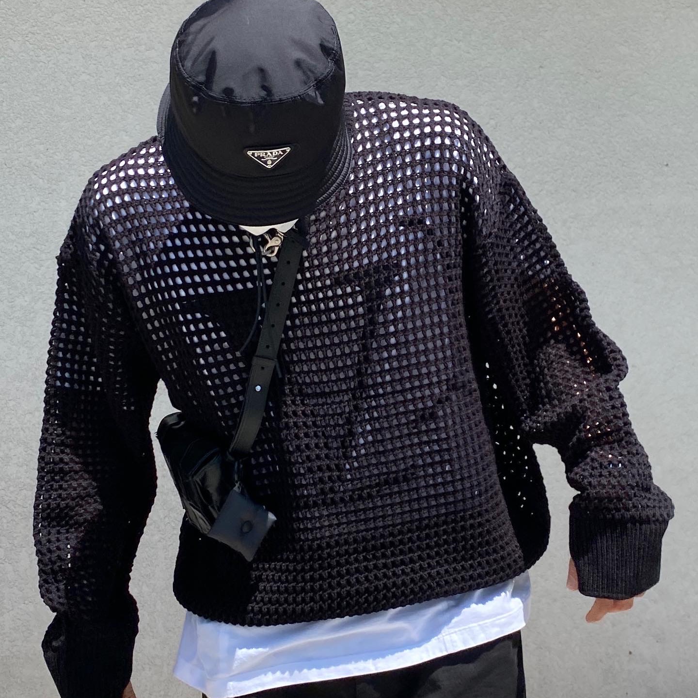 Adidas Yeezy Foam RNNR Sand, Prada Re-Nylon Bucket Hat Black 착용 스타일 - 3