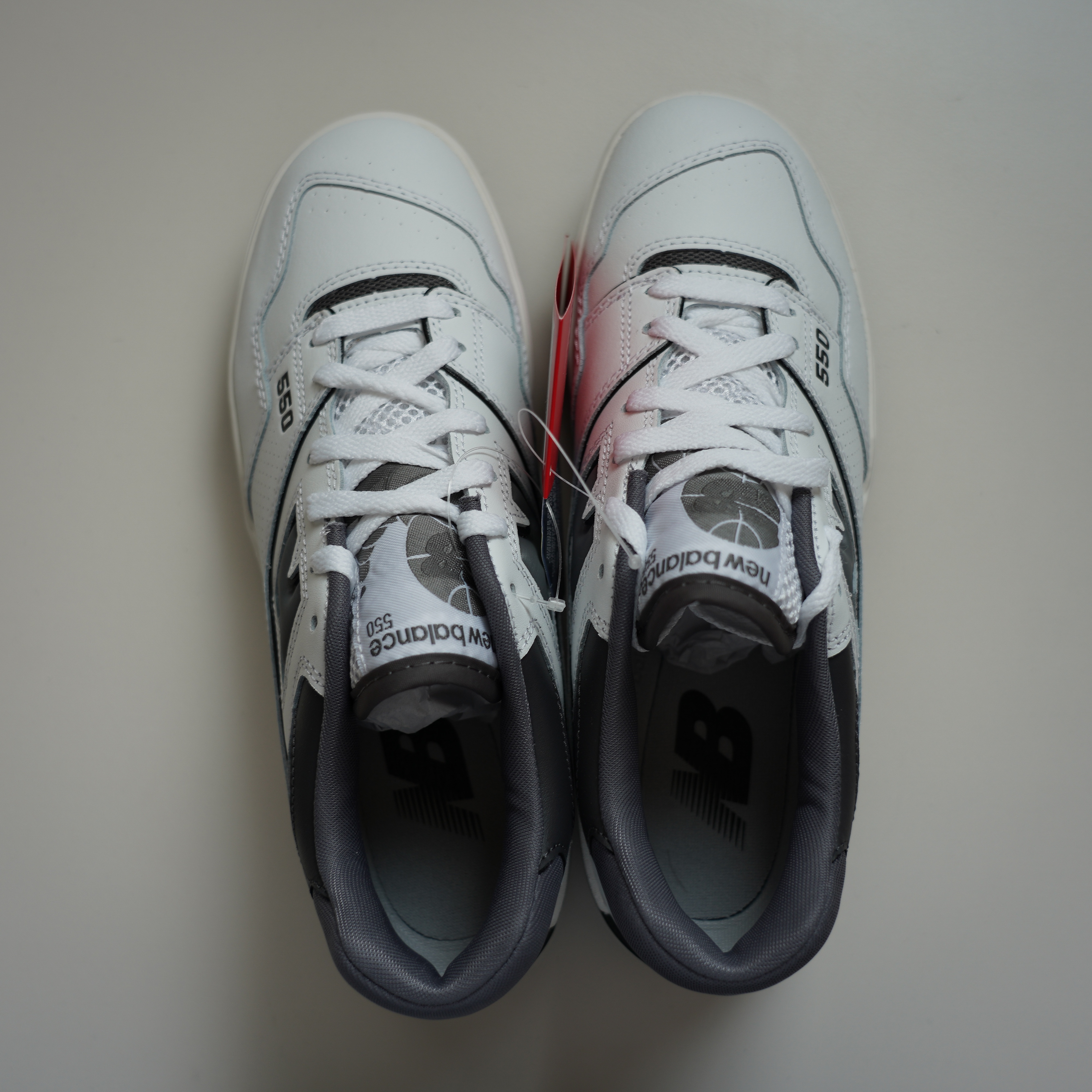 New Balance 550 White Grey Dark Grey - 2E Wide 착용 스타일 - 4
