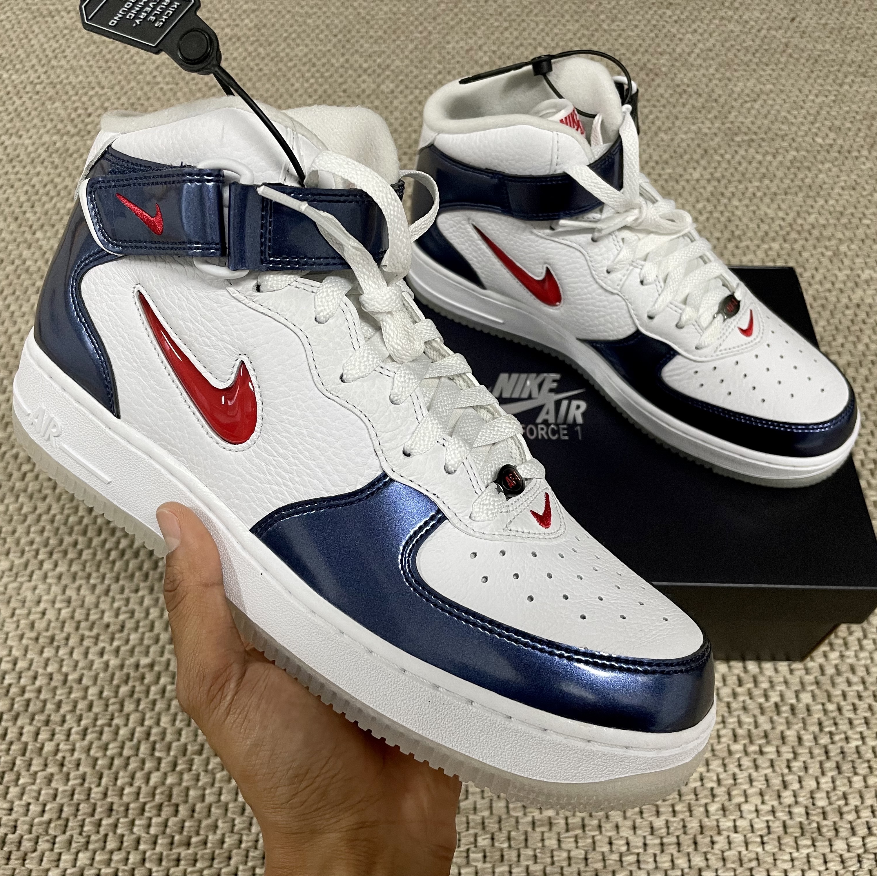 Nike Air Force 1 Mid QS University Red and Midnight Navy 착용 스타일 - 5