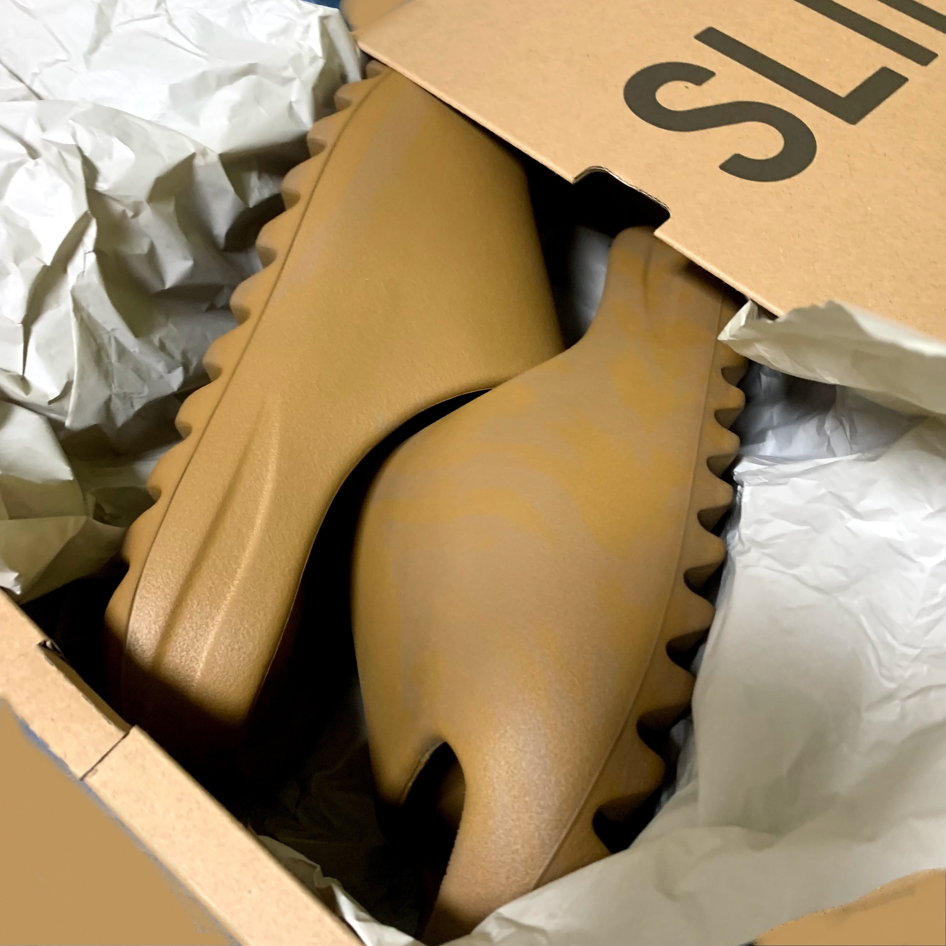 Adidas Yeezy Slide Ochre 착용 스타일
