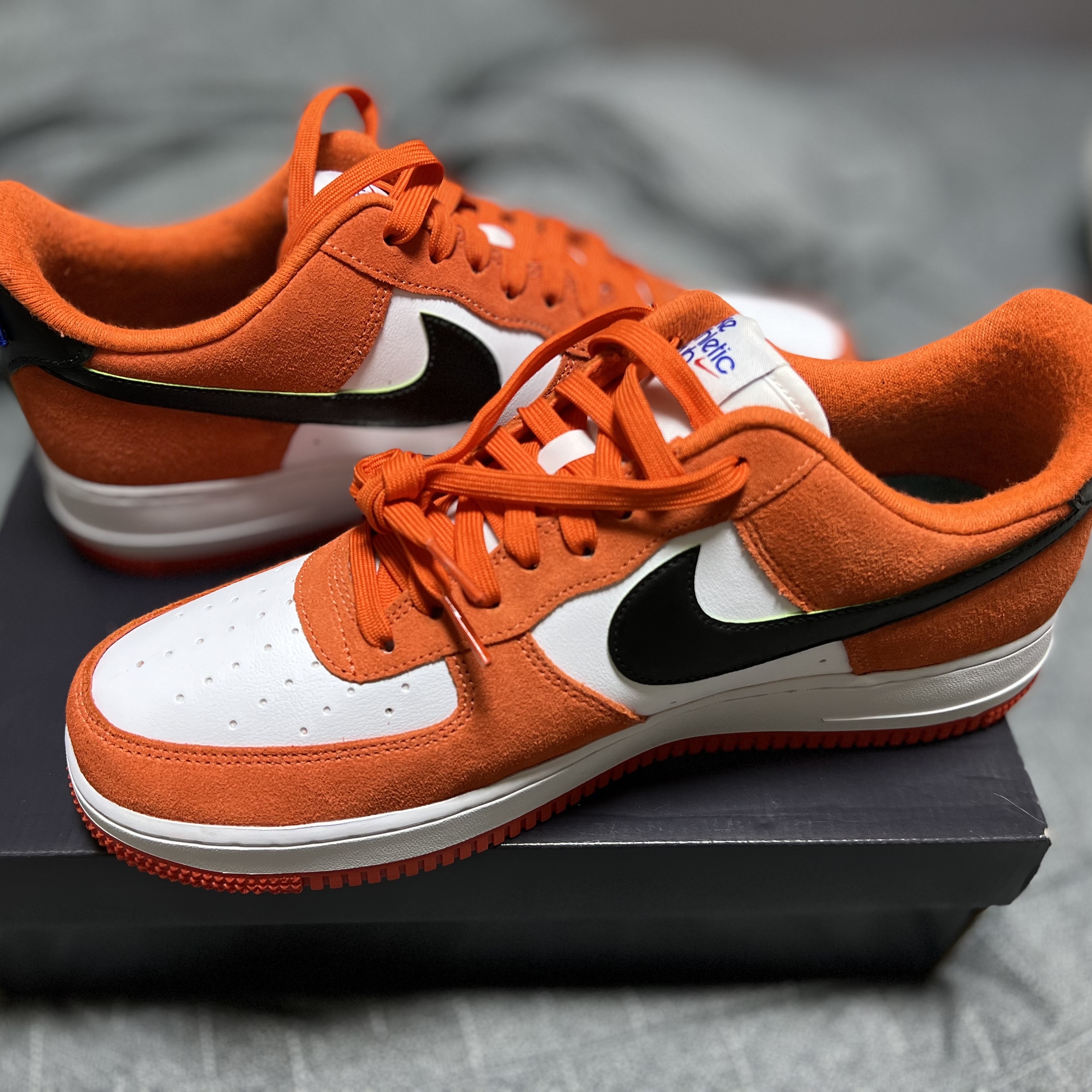 Nike Air Force 1 '07 LV8 Athletic Club Rush Orange Washed Teal 착용 스타일
