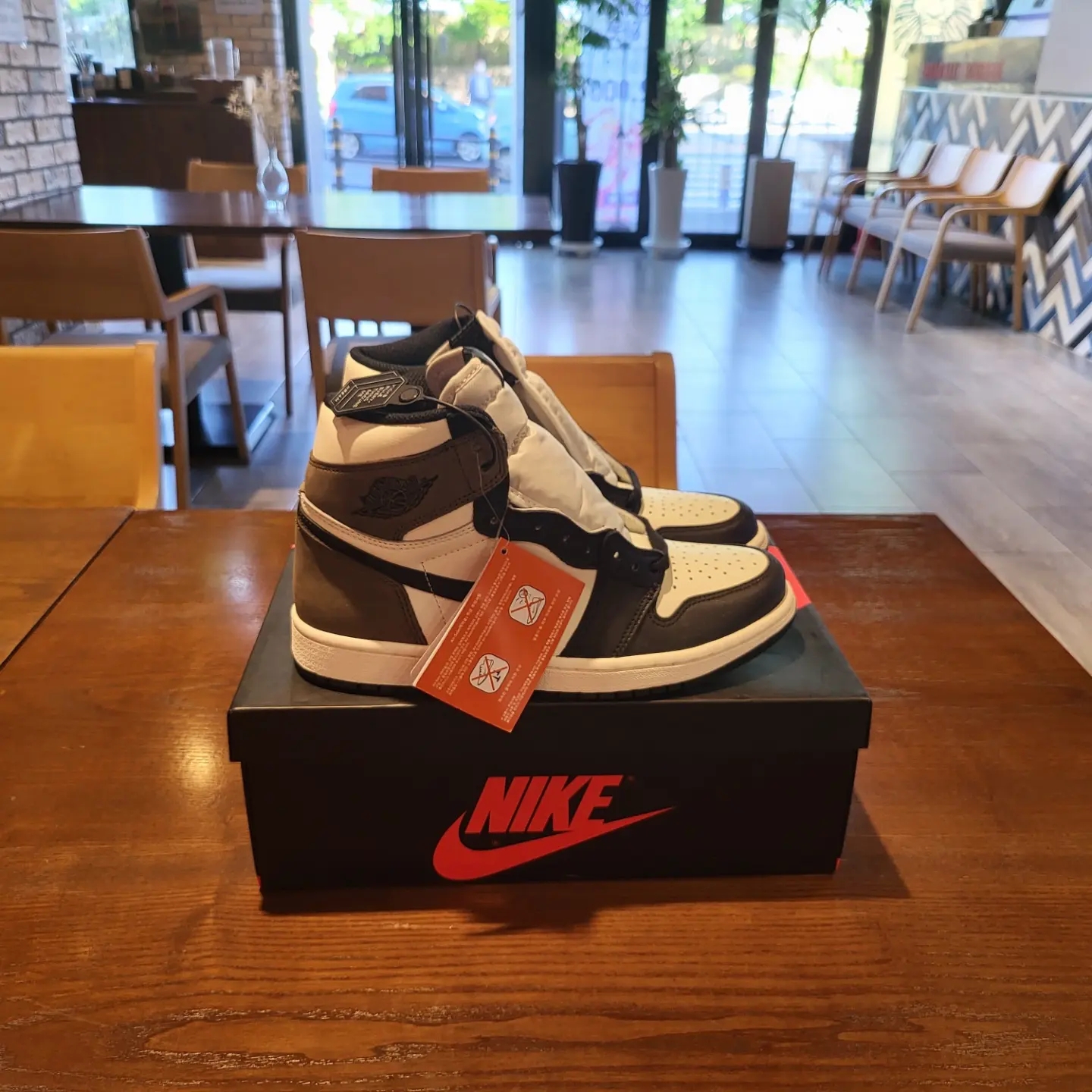 Nike x Sacai VaporWaffle Royal Fuchsia, Jordan 1 Retro High OG Black Mocha 착용 스타일 - 2