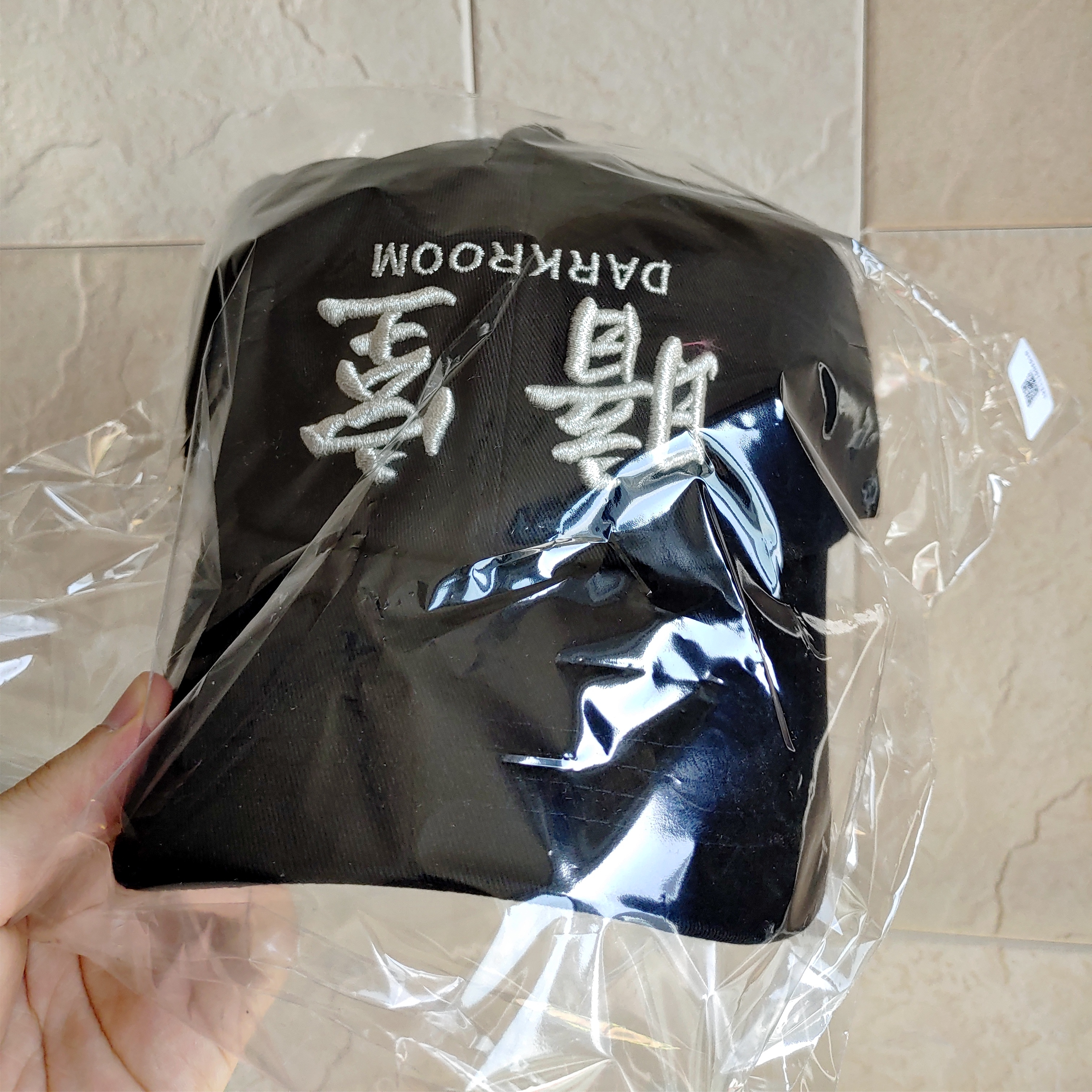 Darkr8m Studio Upside Down Silver Logo Cap 착용 스타일