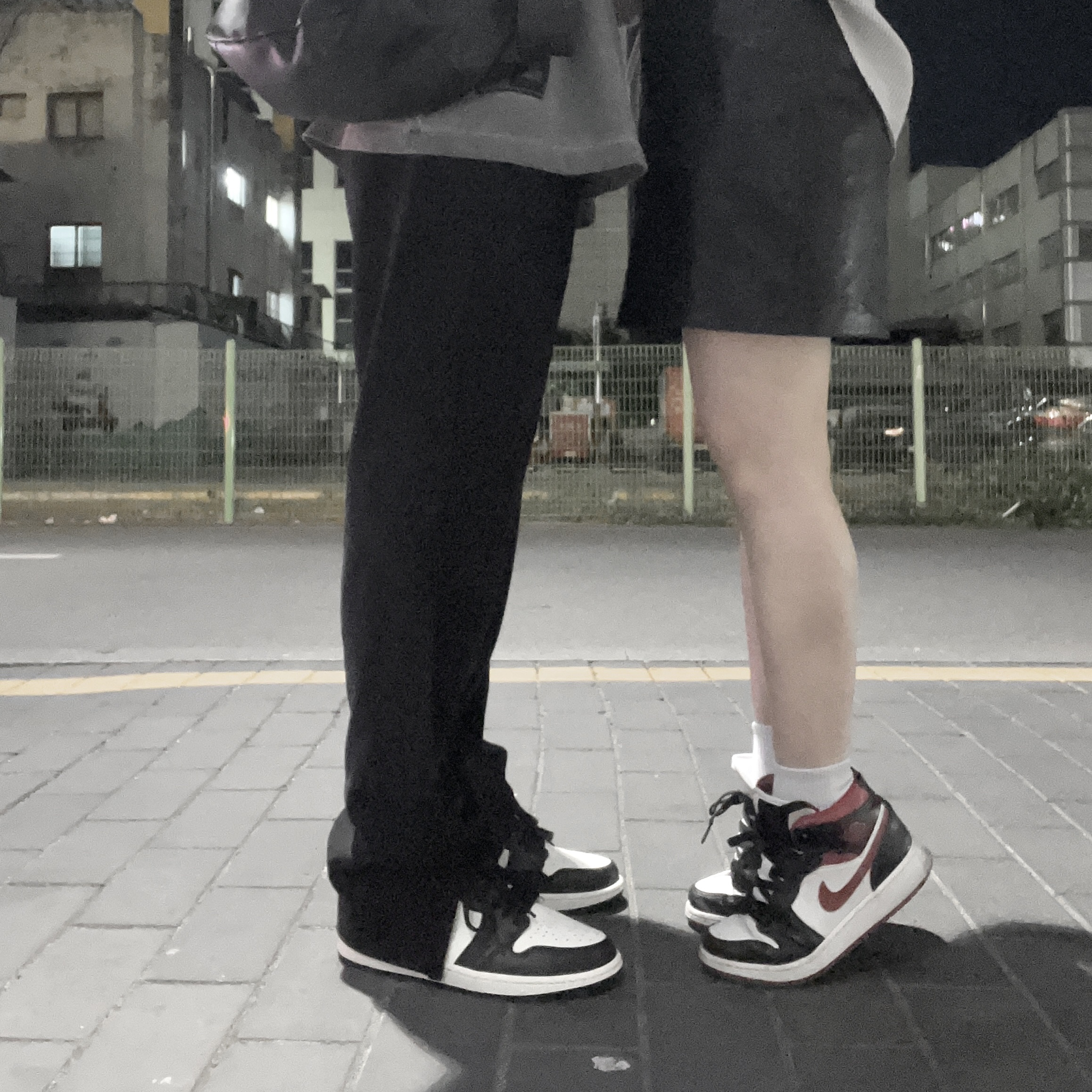 Jordan 1 Retro High OG Black Mocha, Jordan 1 Mid Gym Red Black White 착용 스타일
