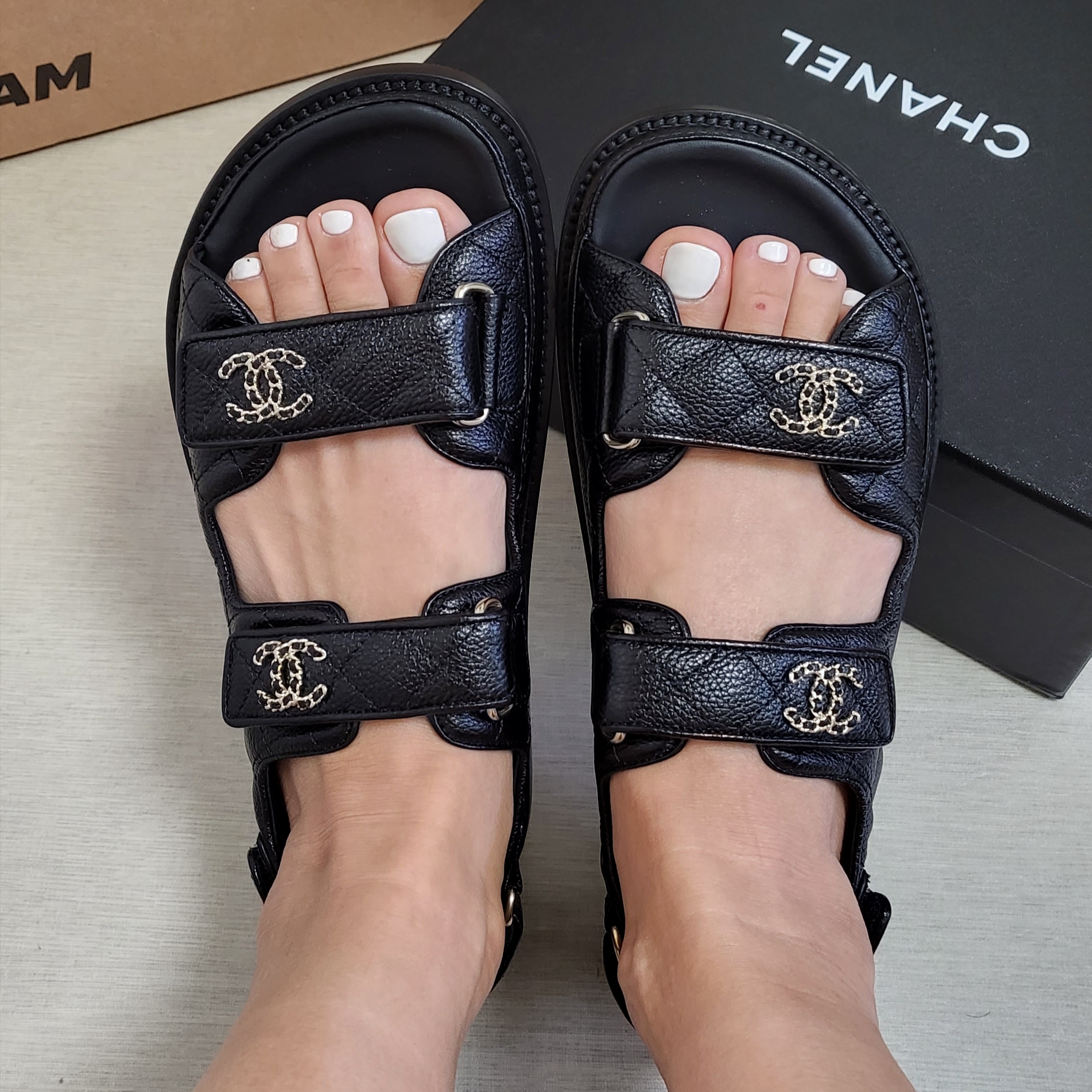 (W) Chanel Sandals Grained Calfskin & Black 착용 스타일