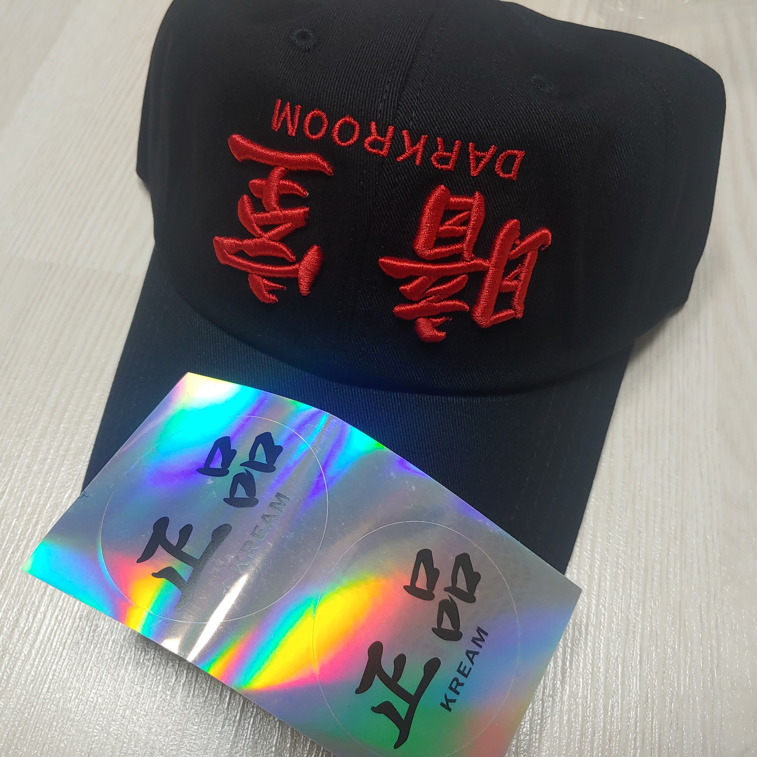 Darkr8m Studio Upside Down Red Logo Cap 착용 스타일