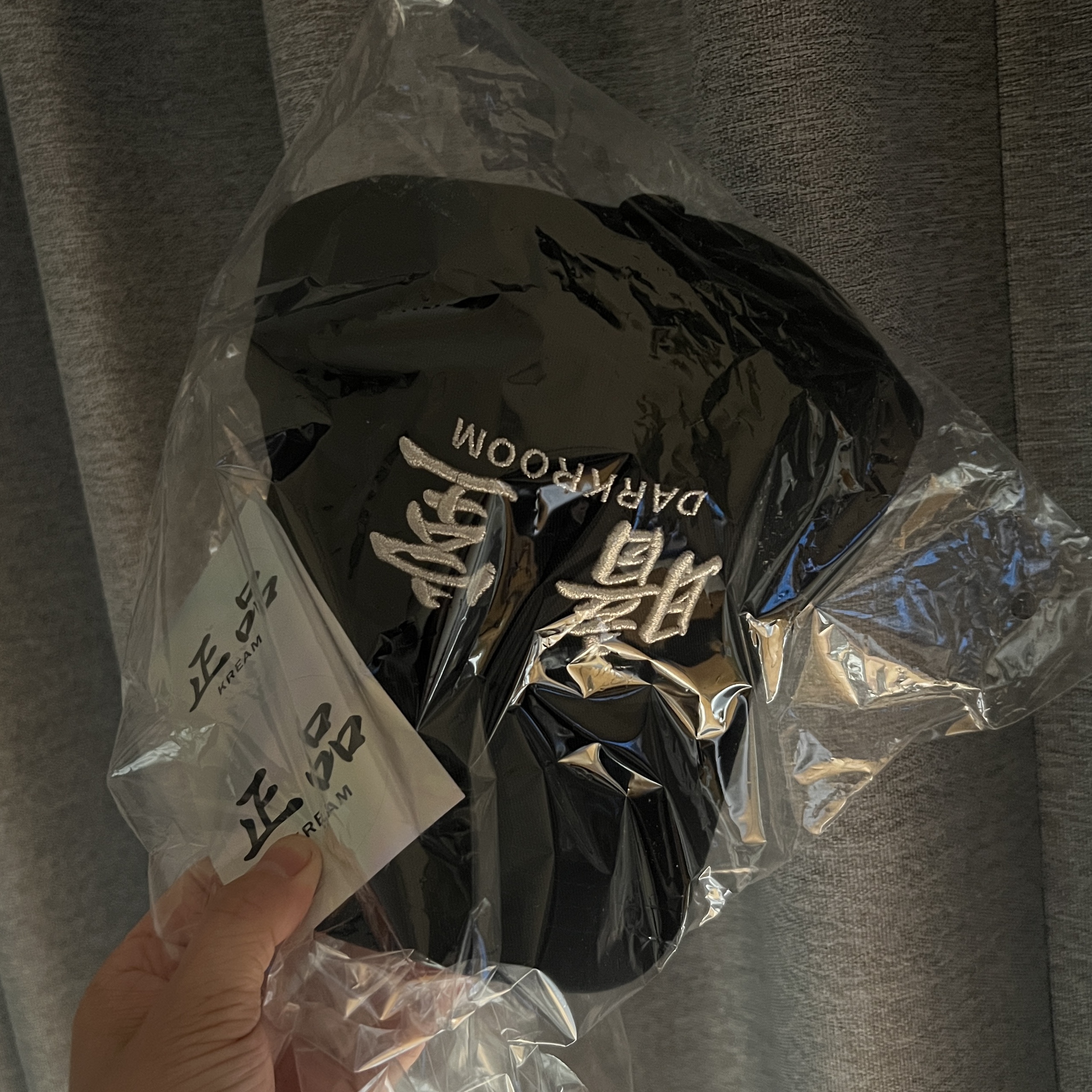 Darkr8m Studio Upside Down Silver Logo Cap 착용 스타일