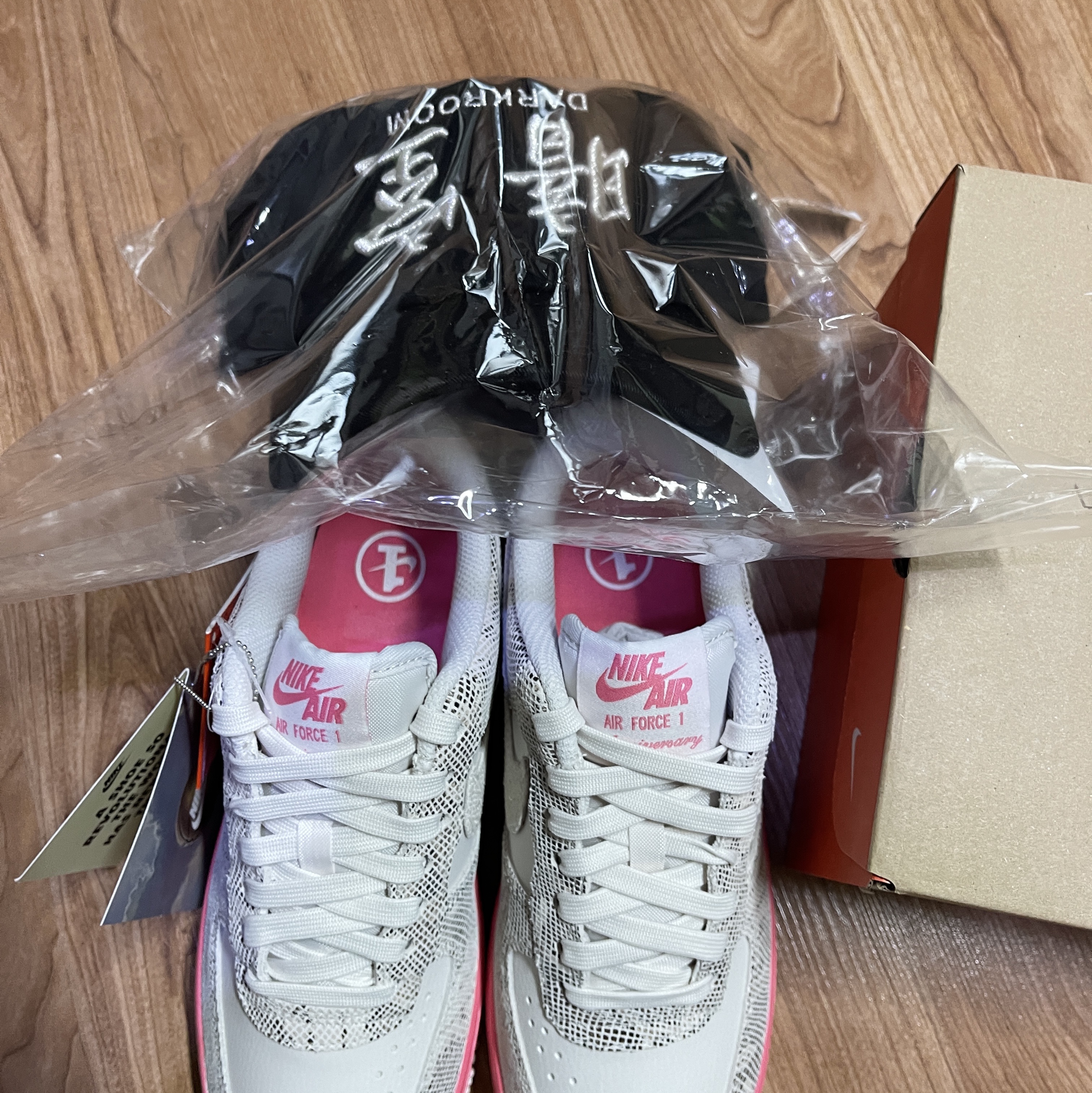 (W) Nike Air Force 1 '07 LX Our Force 1, Darkr8m Studio Upside Down Silver Logo Cap 착용 스타일 - 2