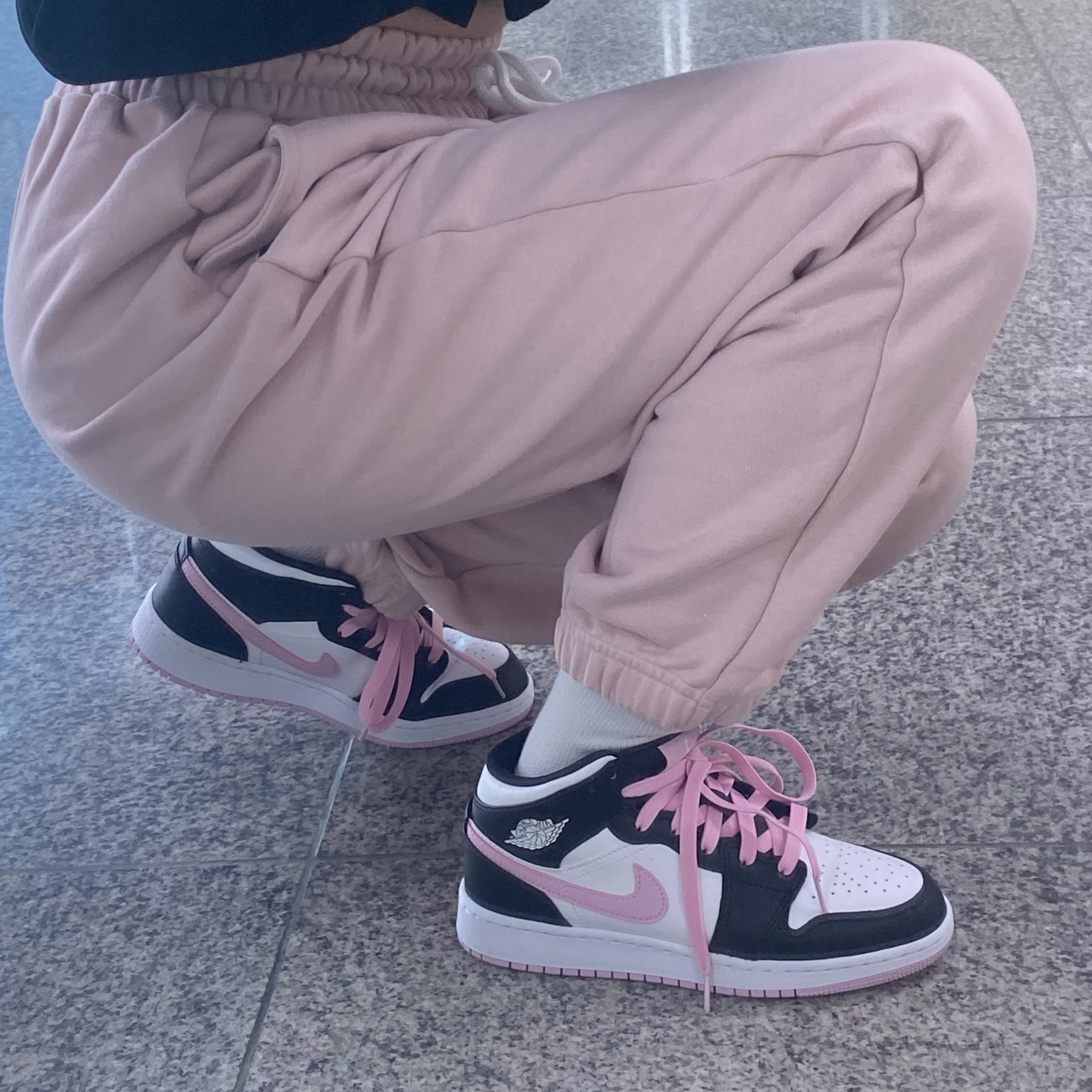(GS) Jordan 1 Mid Light Arctic Pink 착용 스타일 - 3