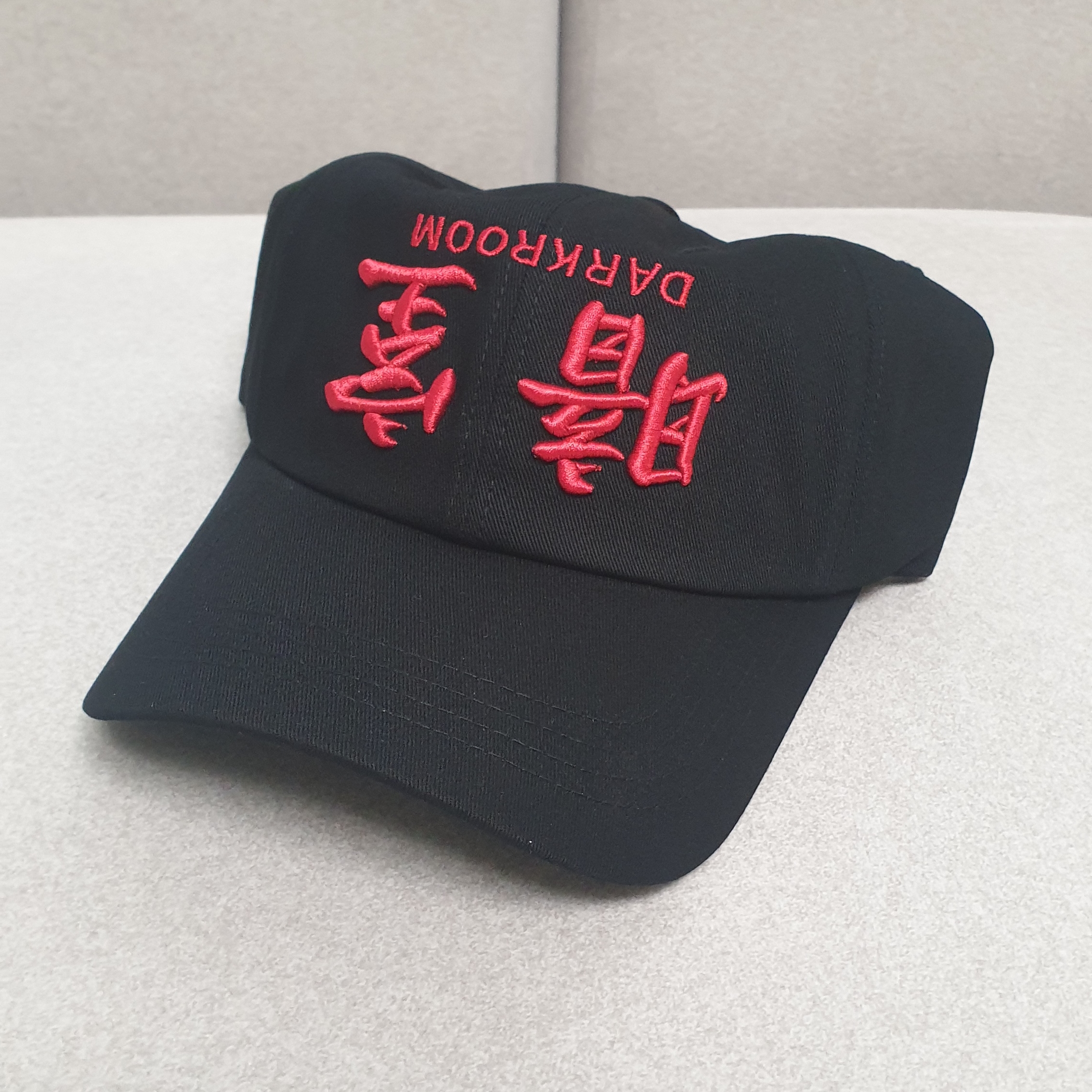 Darkr8m Studio Upside Down Red Logo Cap 착용 스타일