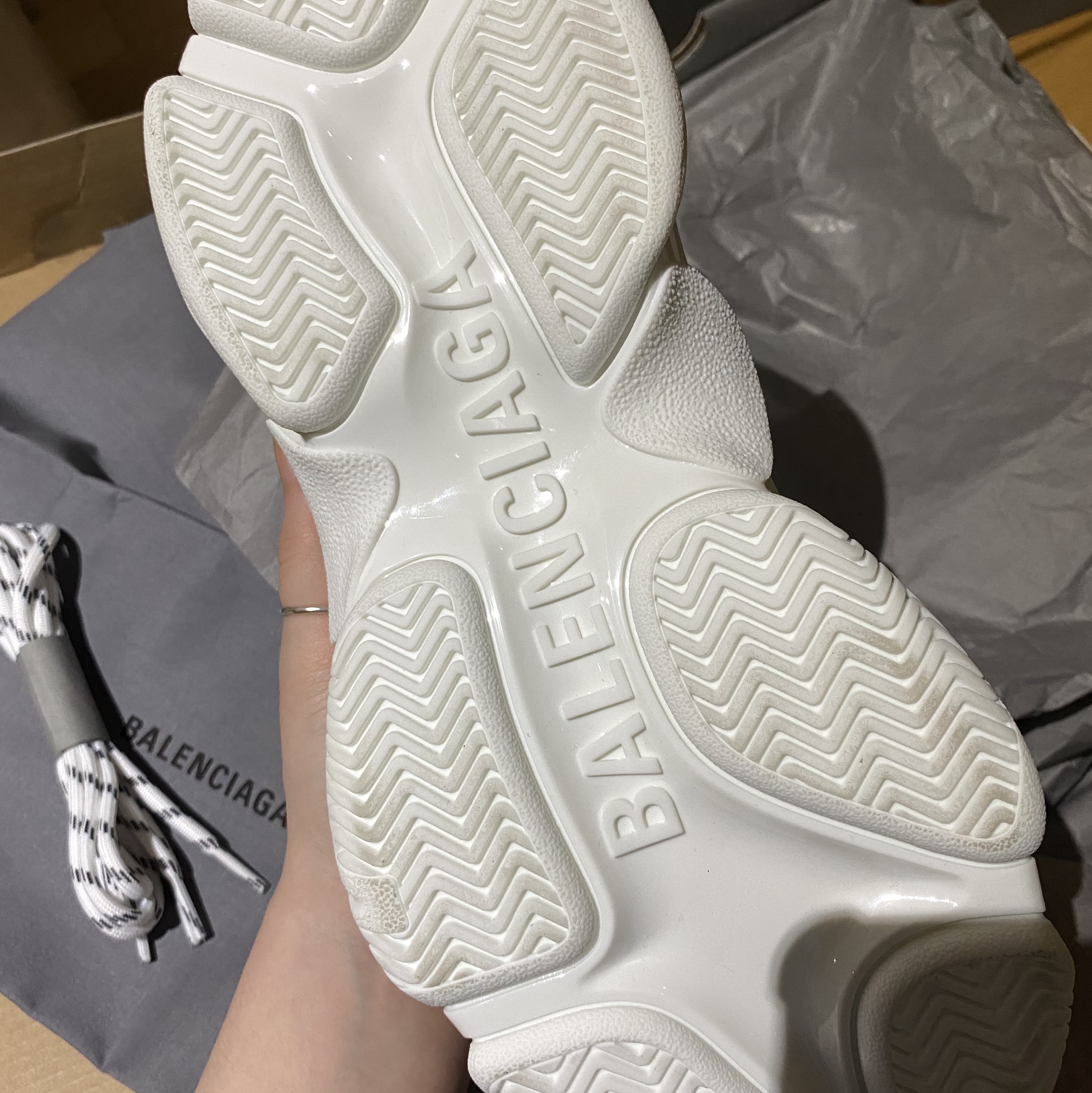 Balenciaga Allover Logo Triple S Sneakers White Black, (W) Balenciaga Allover Logo Triple S Sneakers White 착용 스타일 - 4