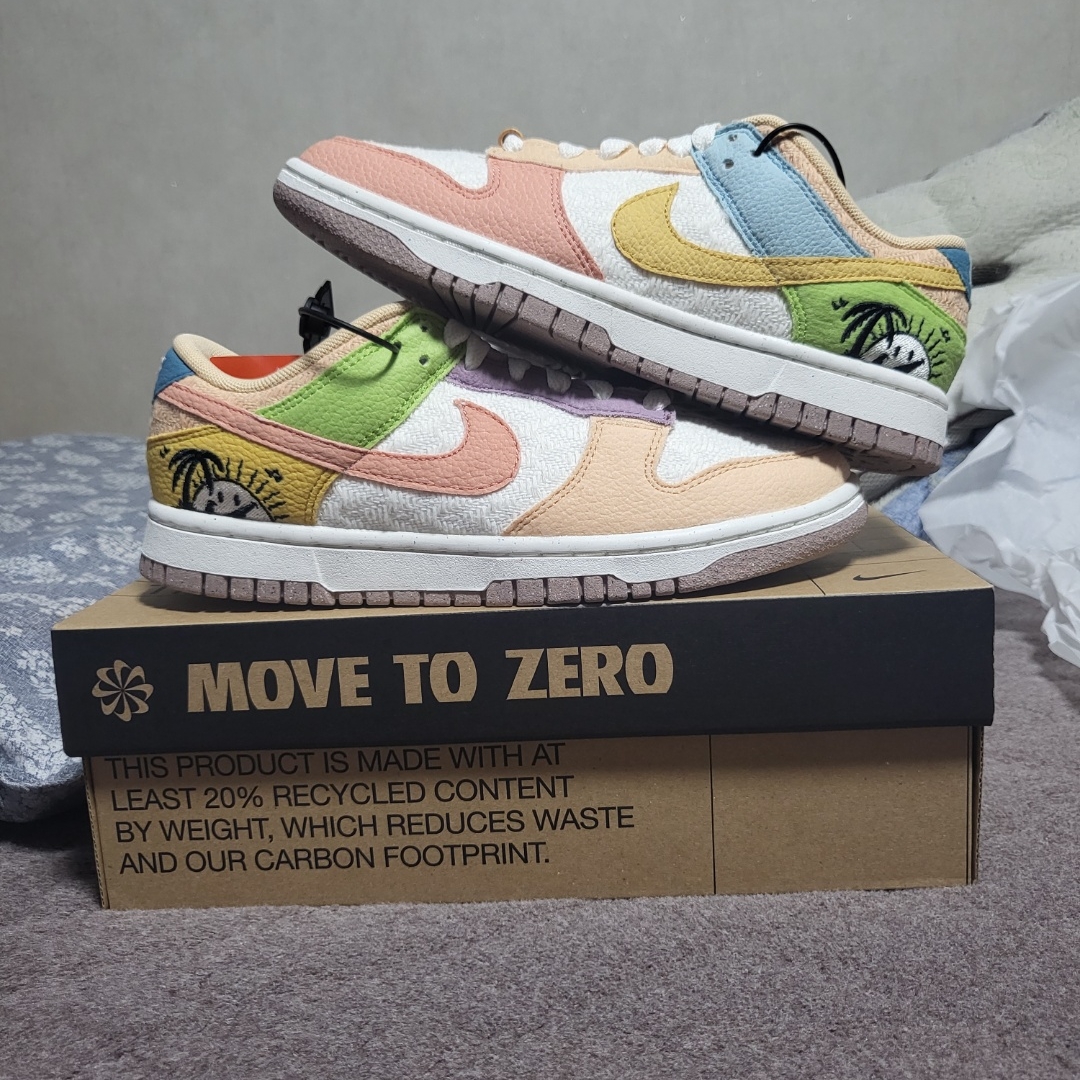 (W) Nike Dunk Low SE Sun Club Sanded Gold 착용 스타일