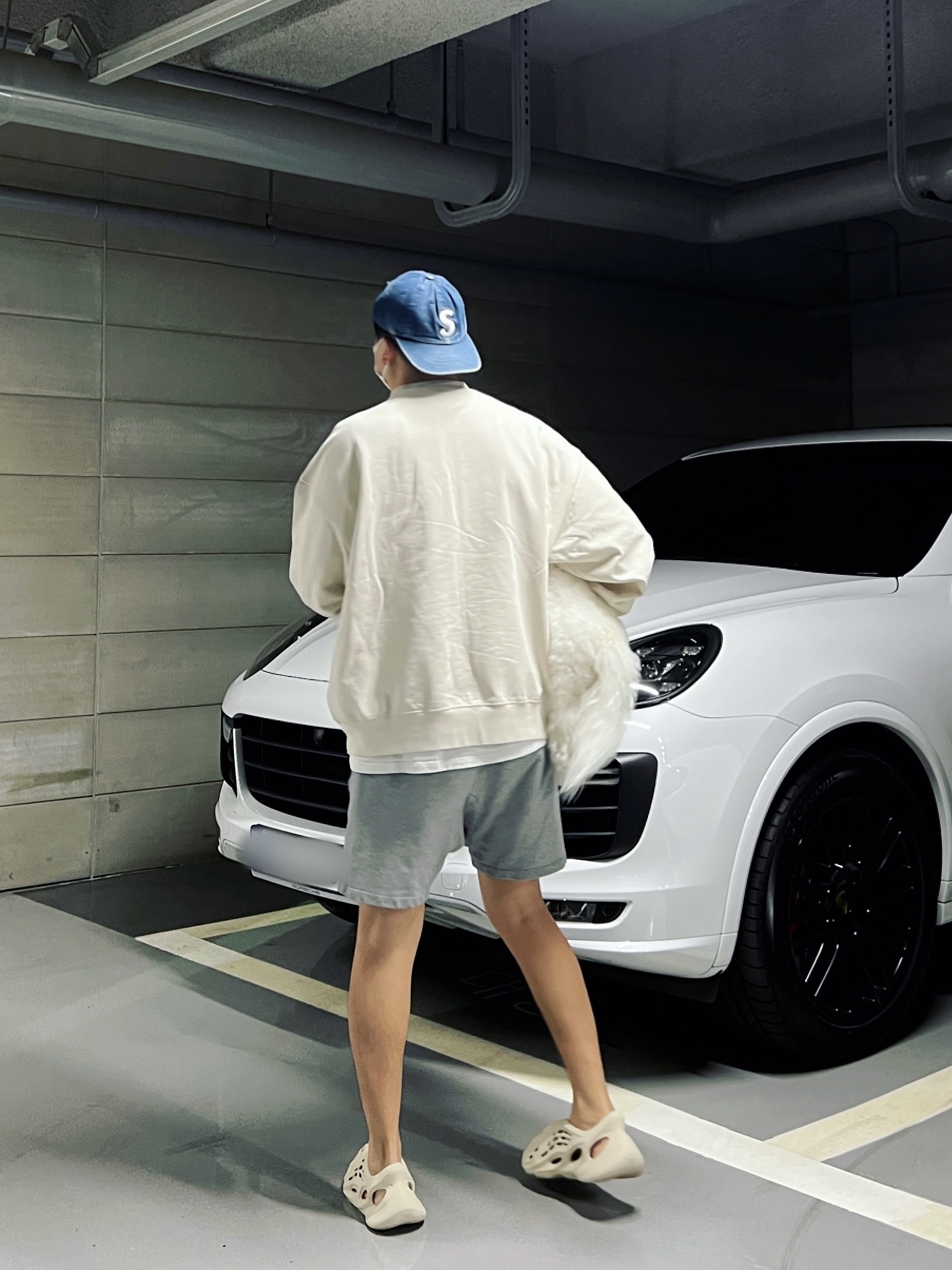 Adidas Yeezy Foam RNNR Sand 착용 스타일 - 1
