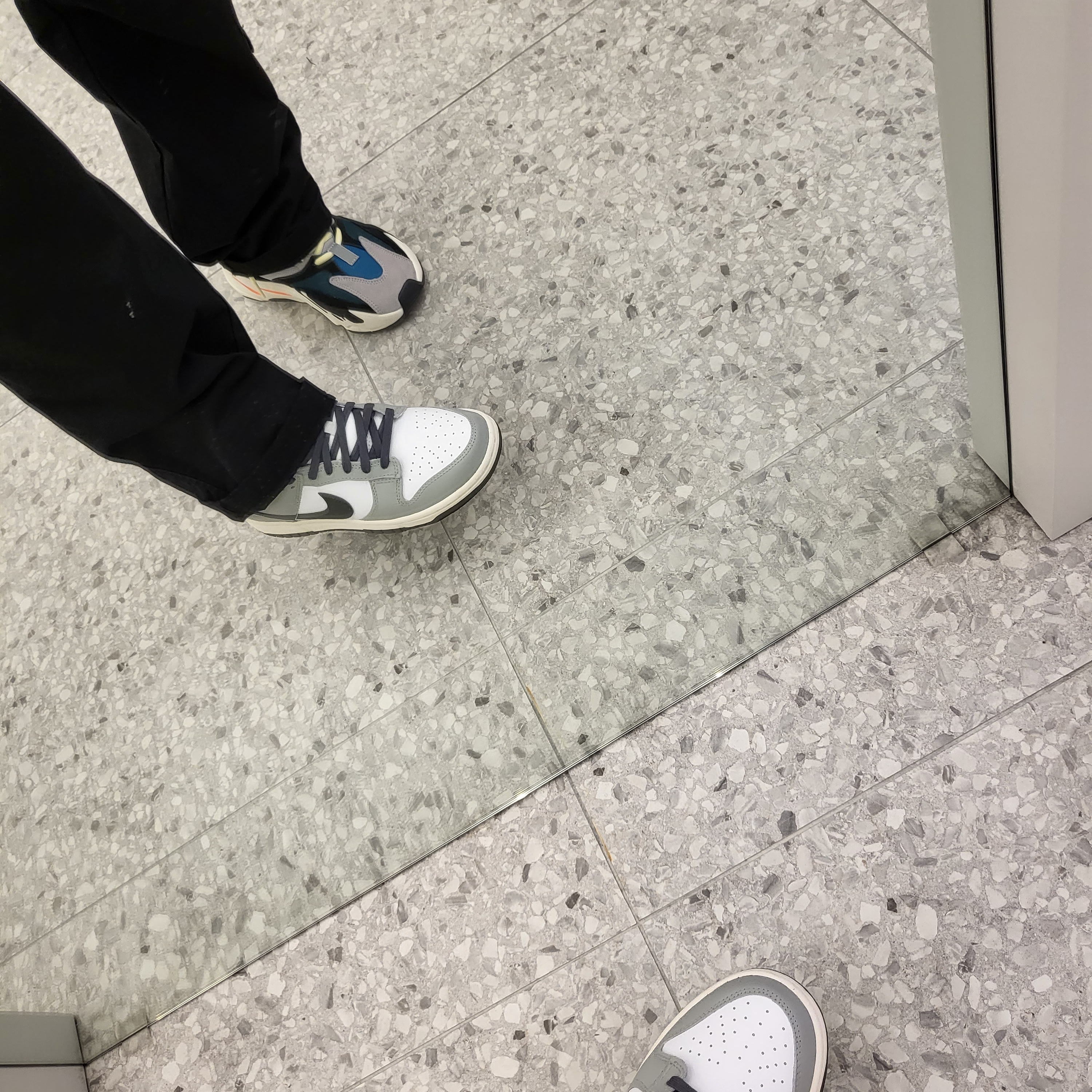 (W) Nike Dunk Low Light Smoke Grey, Adidas Yeezy Boost 700 Wave Runner Solid Grey 2021/2022 착용 스타일 - 3