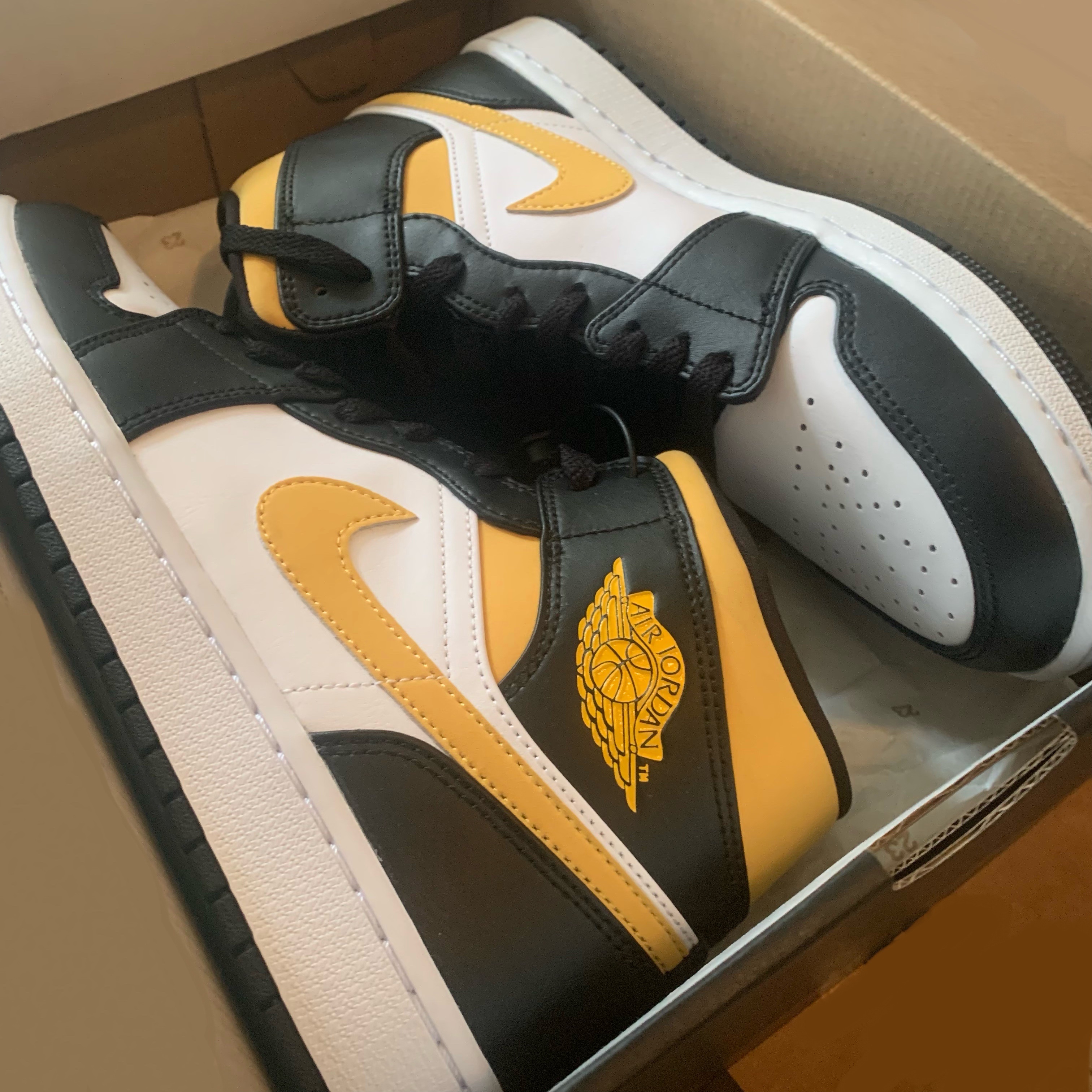 Jordan 1 Mid Pollen 착용 스타일