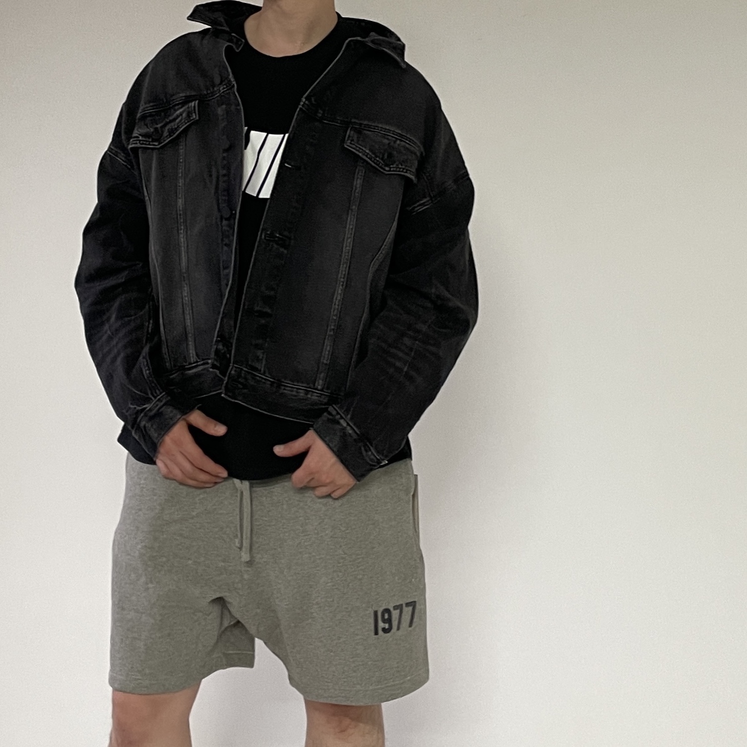 Essentials Denim Jacket Black - 22SS, Essentials 1977 Shorts Dark Oatmeal - 22SS 착용 스타일