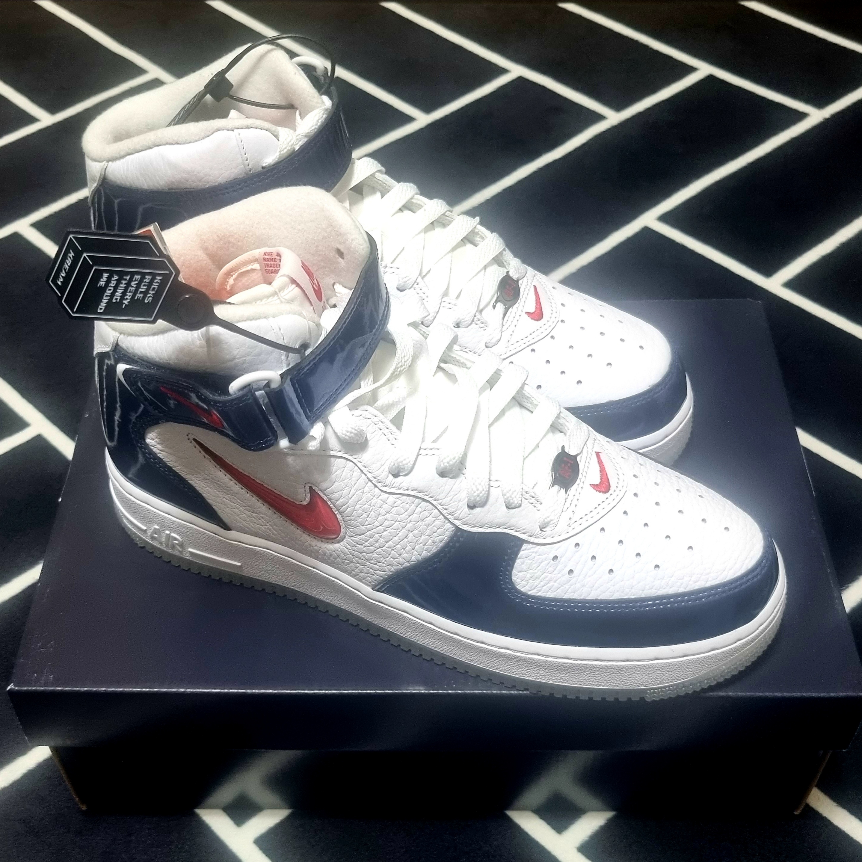 Nike Air Force 1 Mid QS University Red and Midnight Navy 착용 스타일