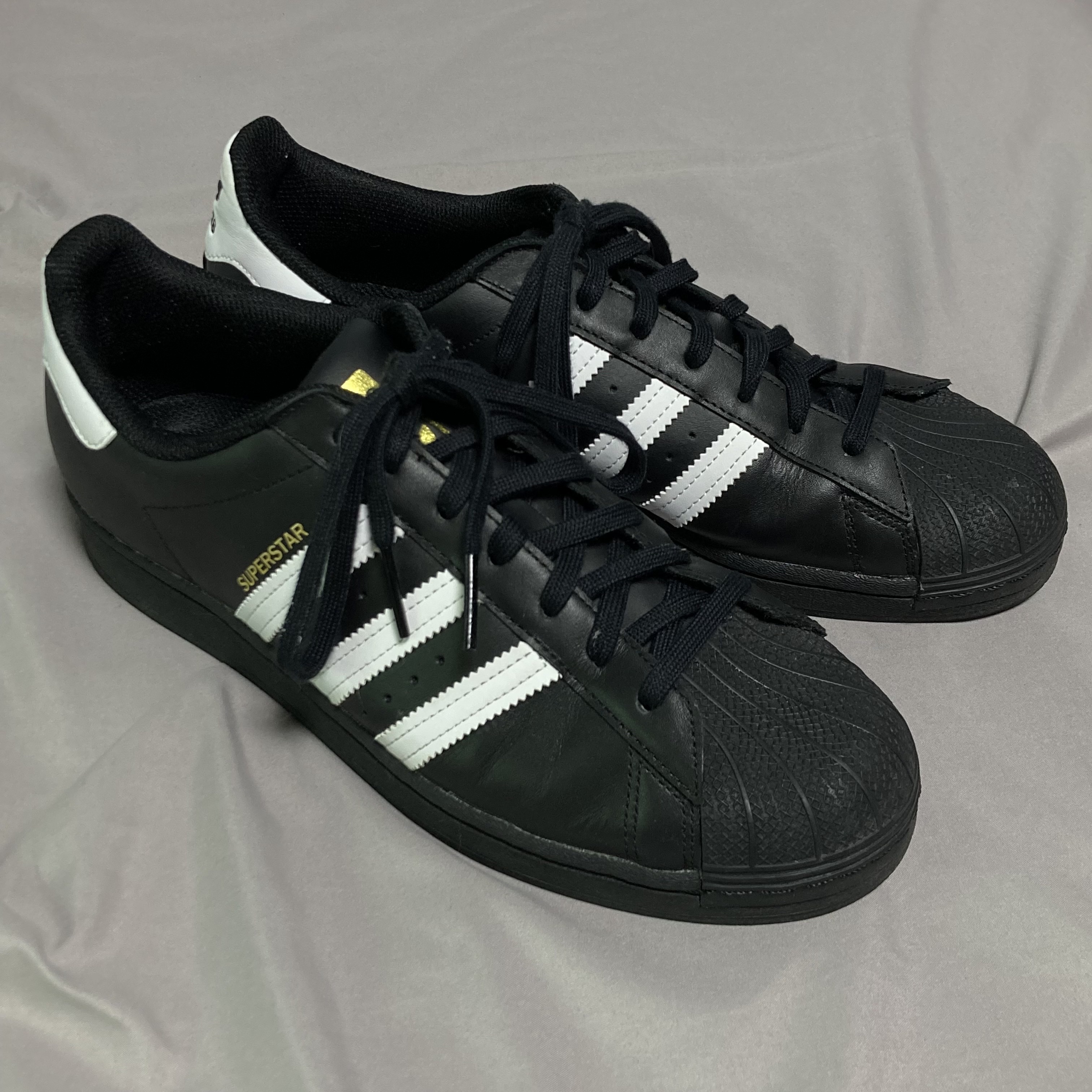 Adidas Superstar Core Black White 착용 스타일 - 1
