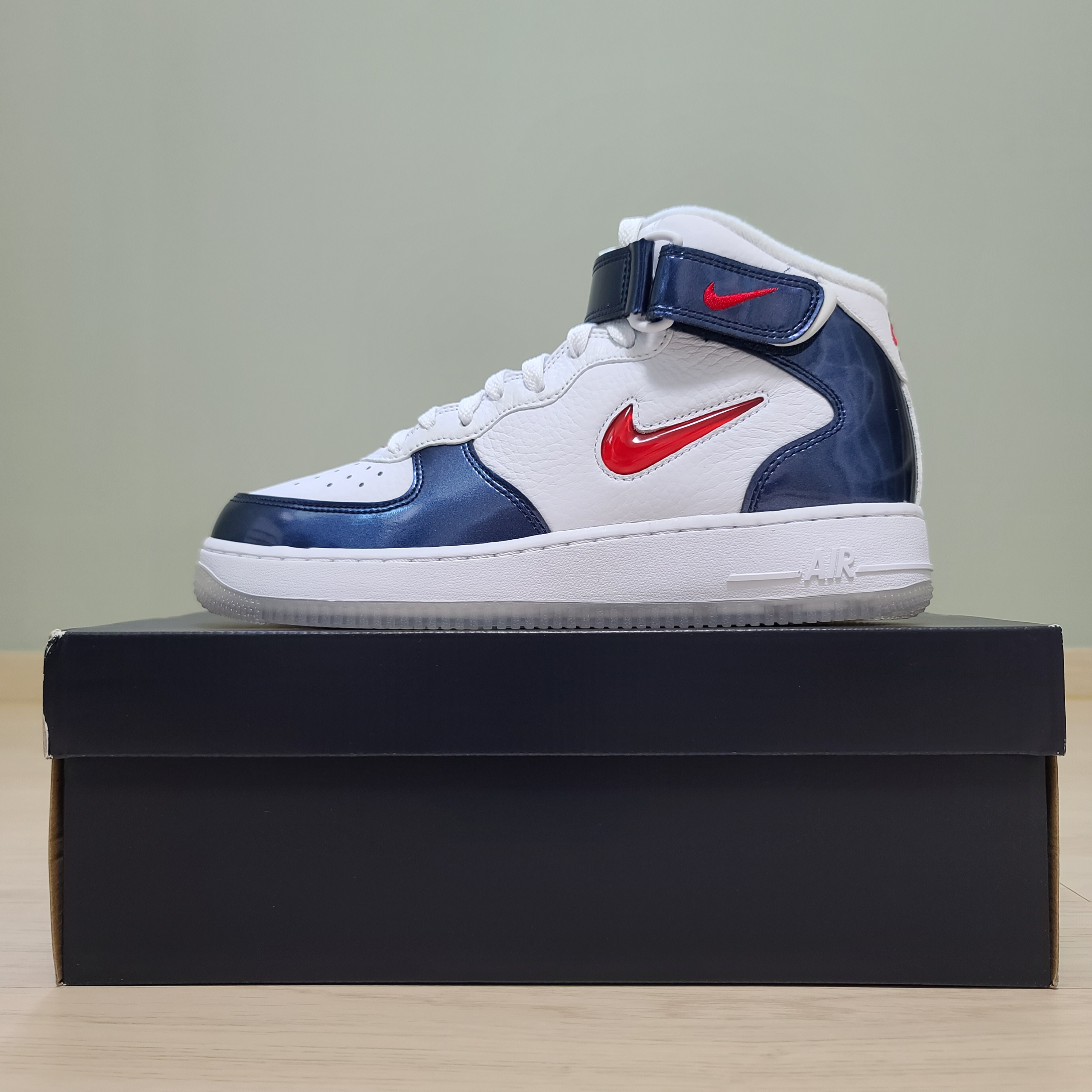 Nike Air Force 1 Mid QS University Red and Midnight Navy 착용 스타일 - 1