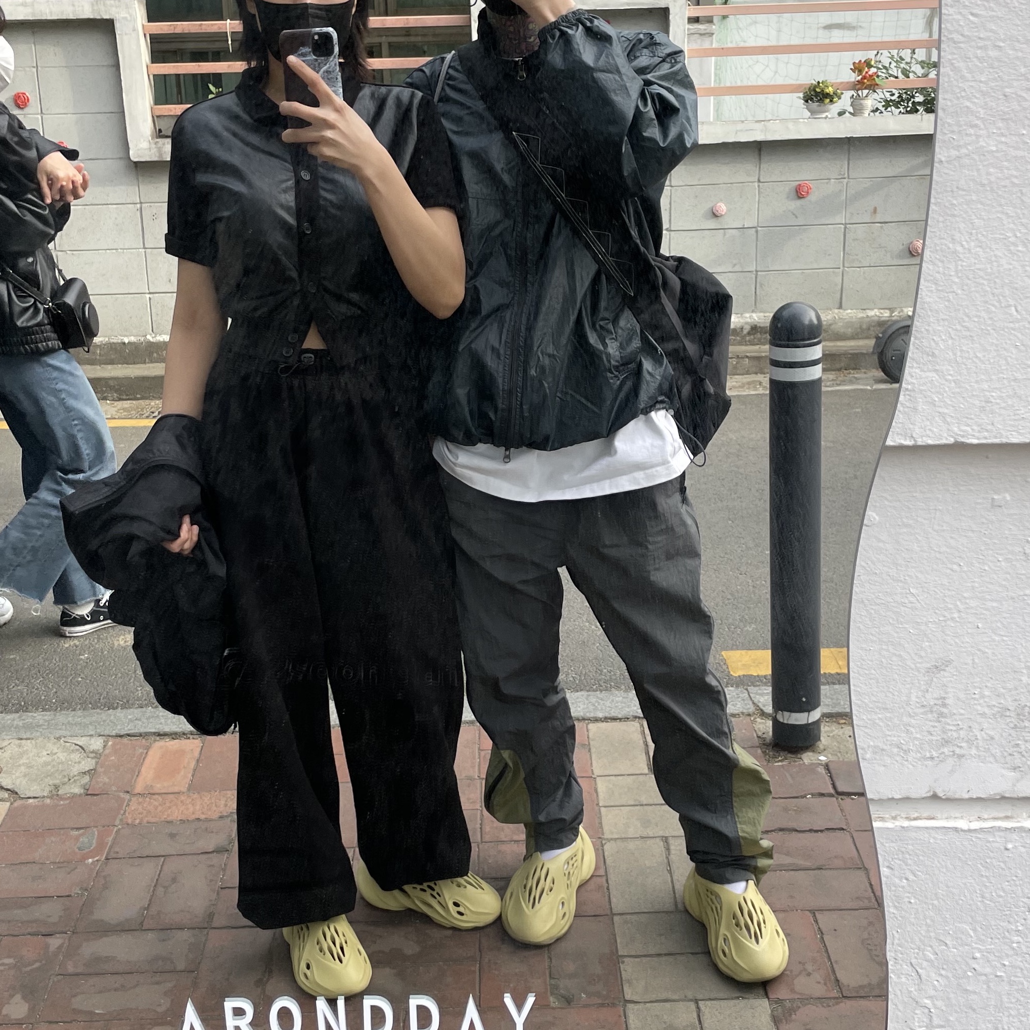 Adidas Yeezy Foam RNNR Sulfur 착용 스타일
