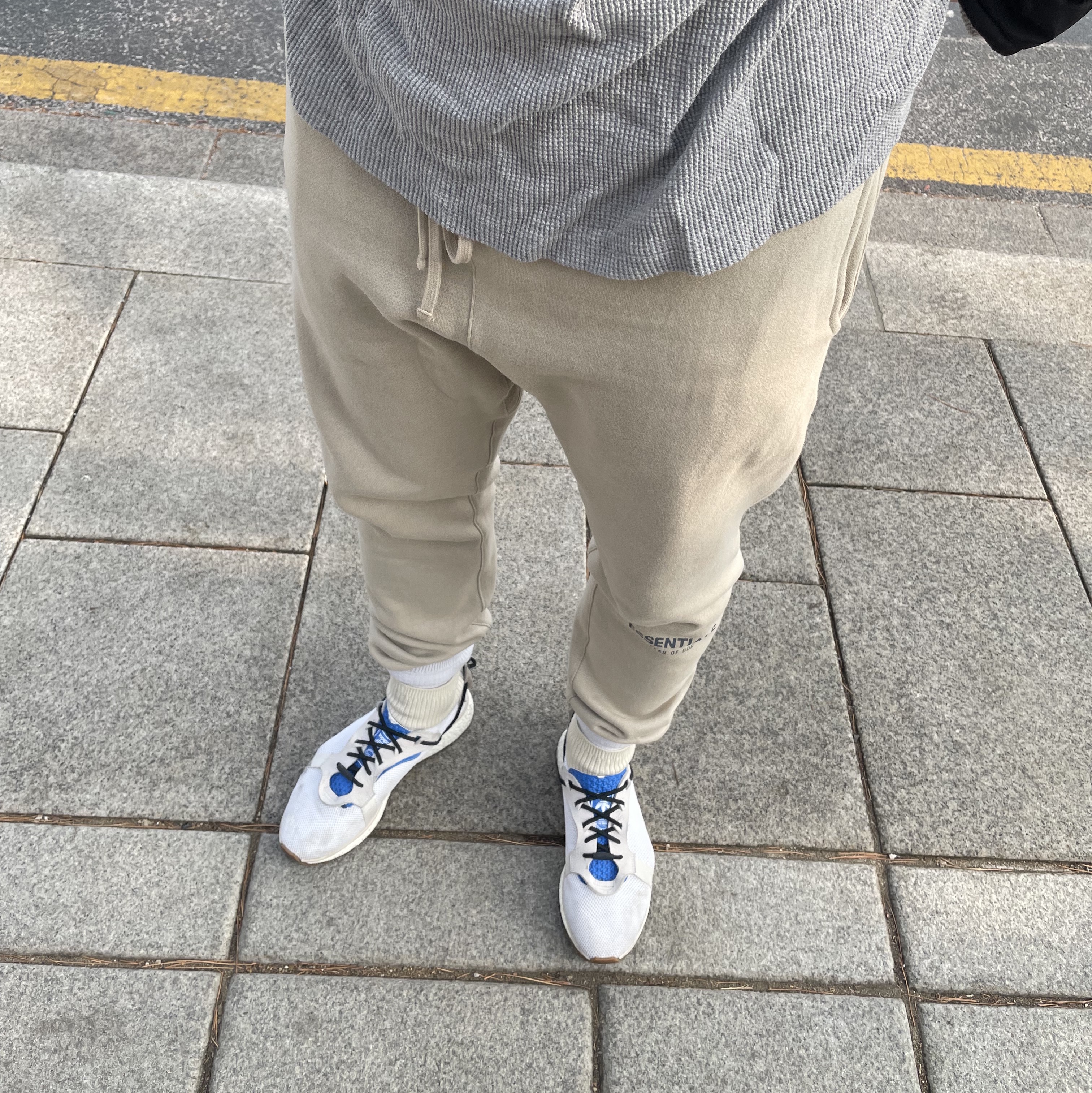 Essentials The Core Collection Sweatpants Tan 착용 스타일 - 3
