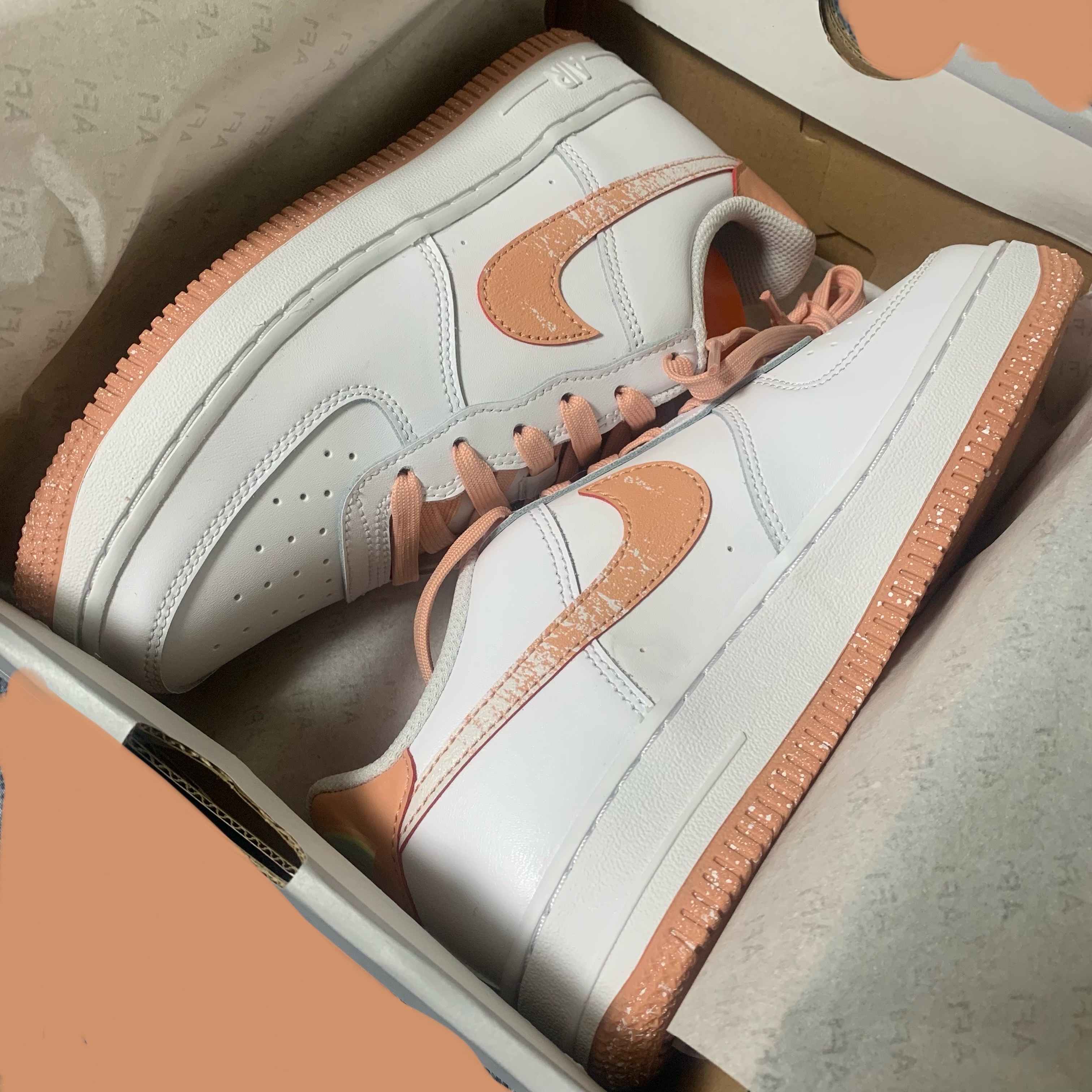 (GS) Nike Air Force 1 LV8 Light Madder Root 착용 스타일