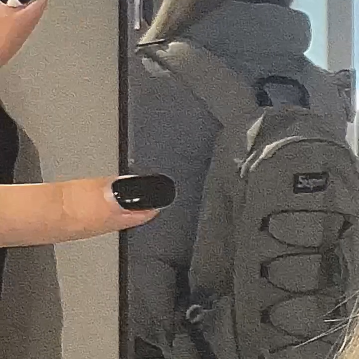 Supreme Backpack Silver - 22SS 착용 스타일 - 4