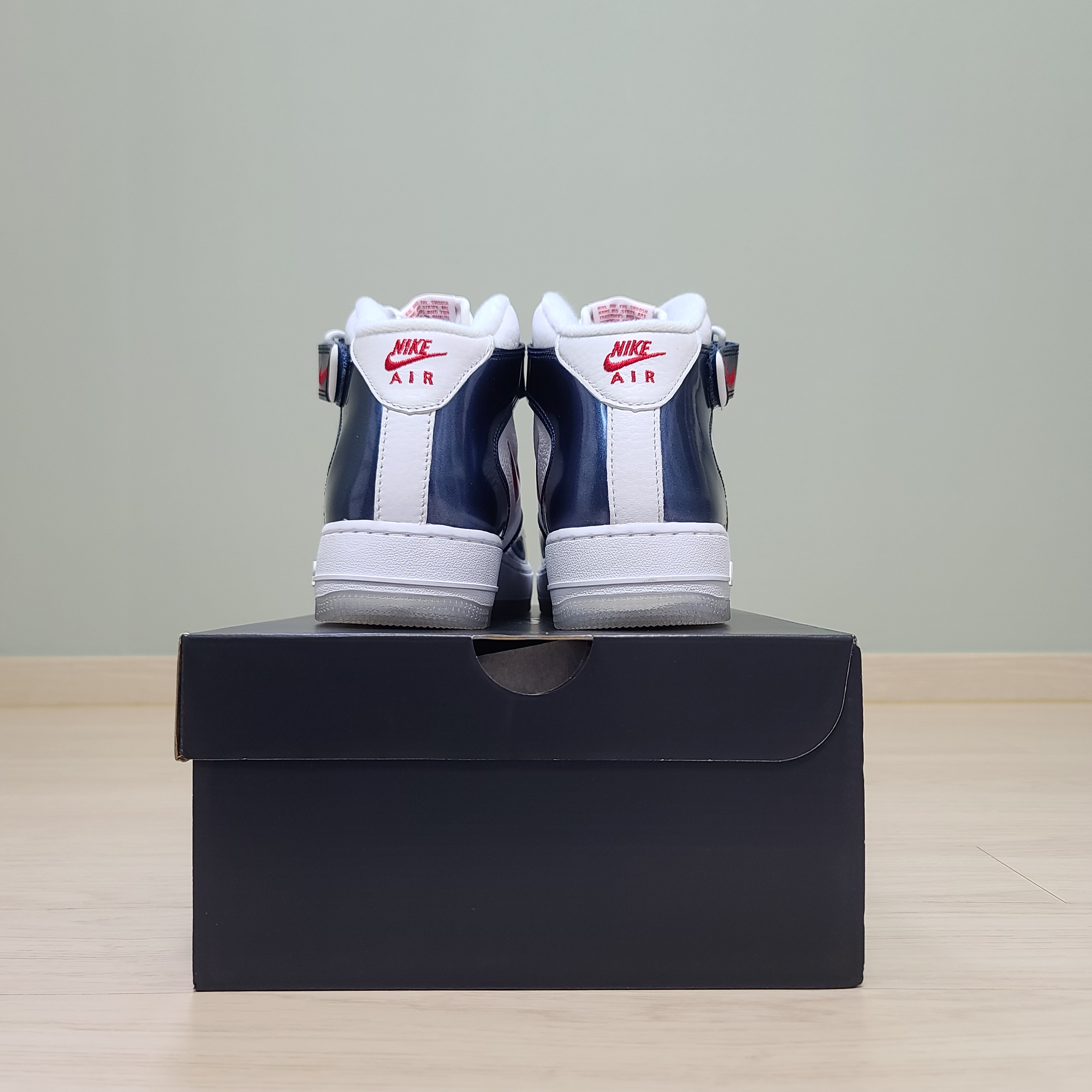 Nike Air Force 1 Mid QS University Red and Midnight Navy 착용 스타일 - 3