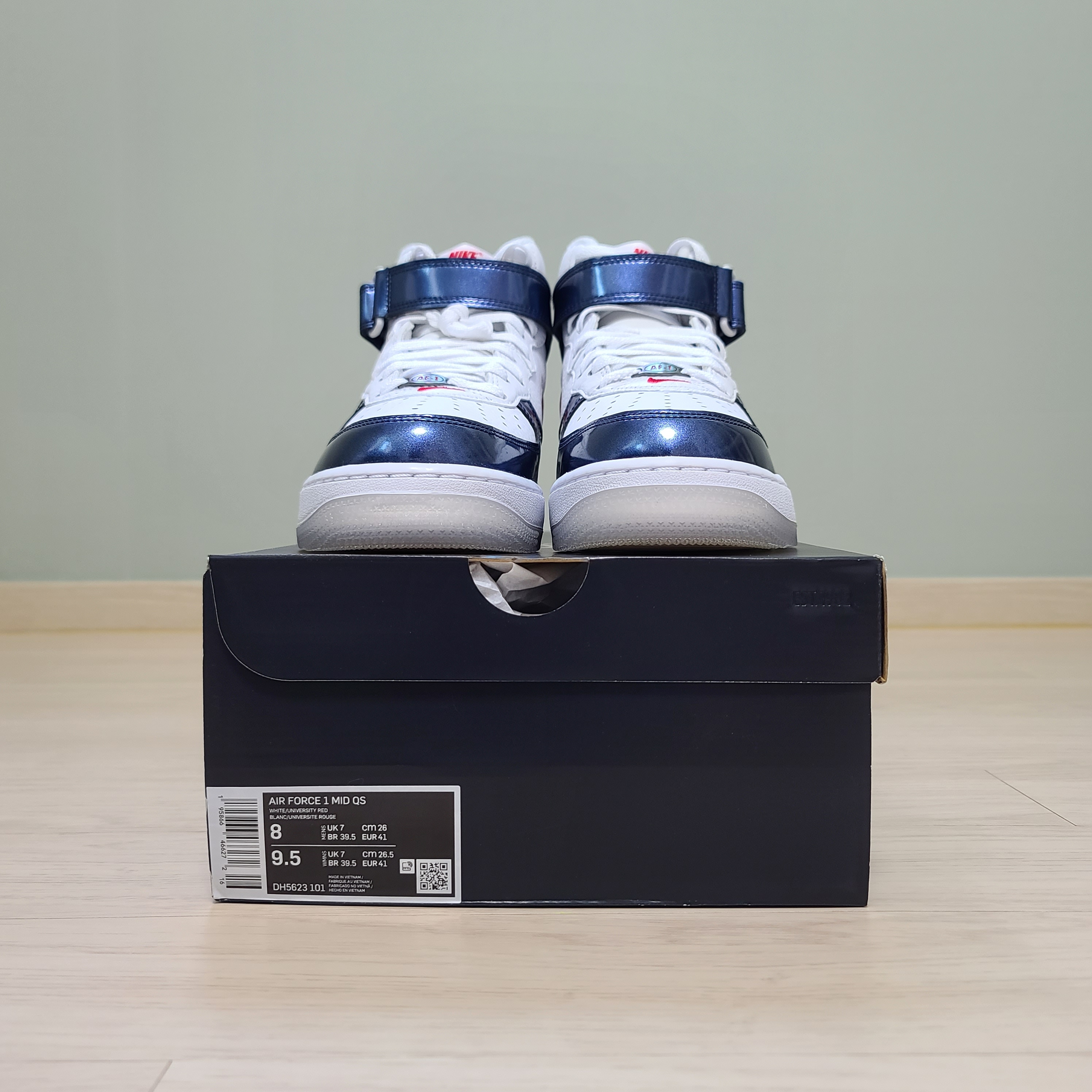 Nike Air Force 1 Mid QS University Red and Midnight Navy 착용 스타일 - 2