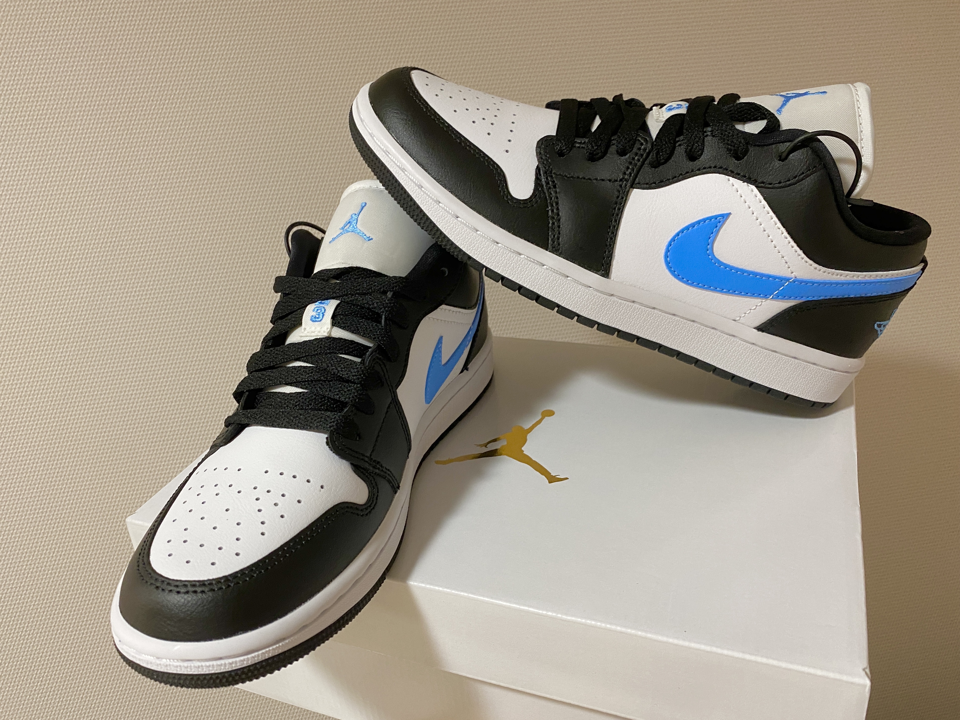 (W) Jordan 1 Low Black University Blue 착용 스타일 - 1