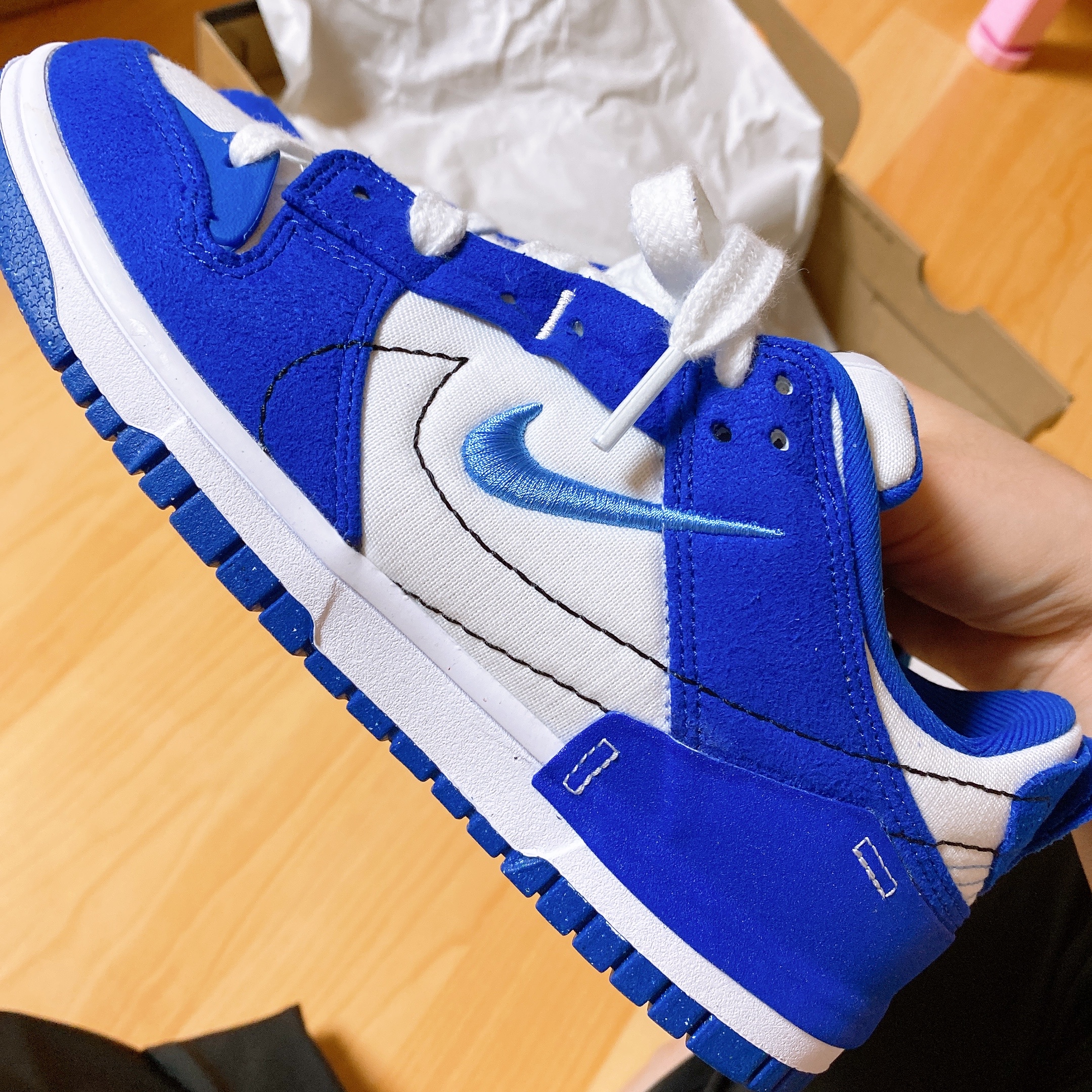(W) Nike Dunk Low Disrupt 2 White and University Blue 착용 스타일 - 3