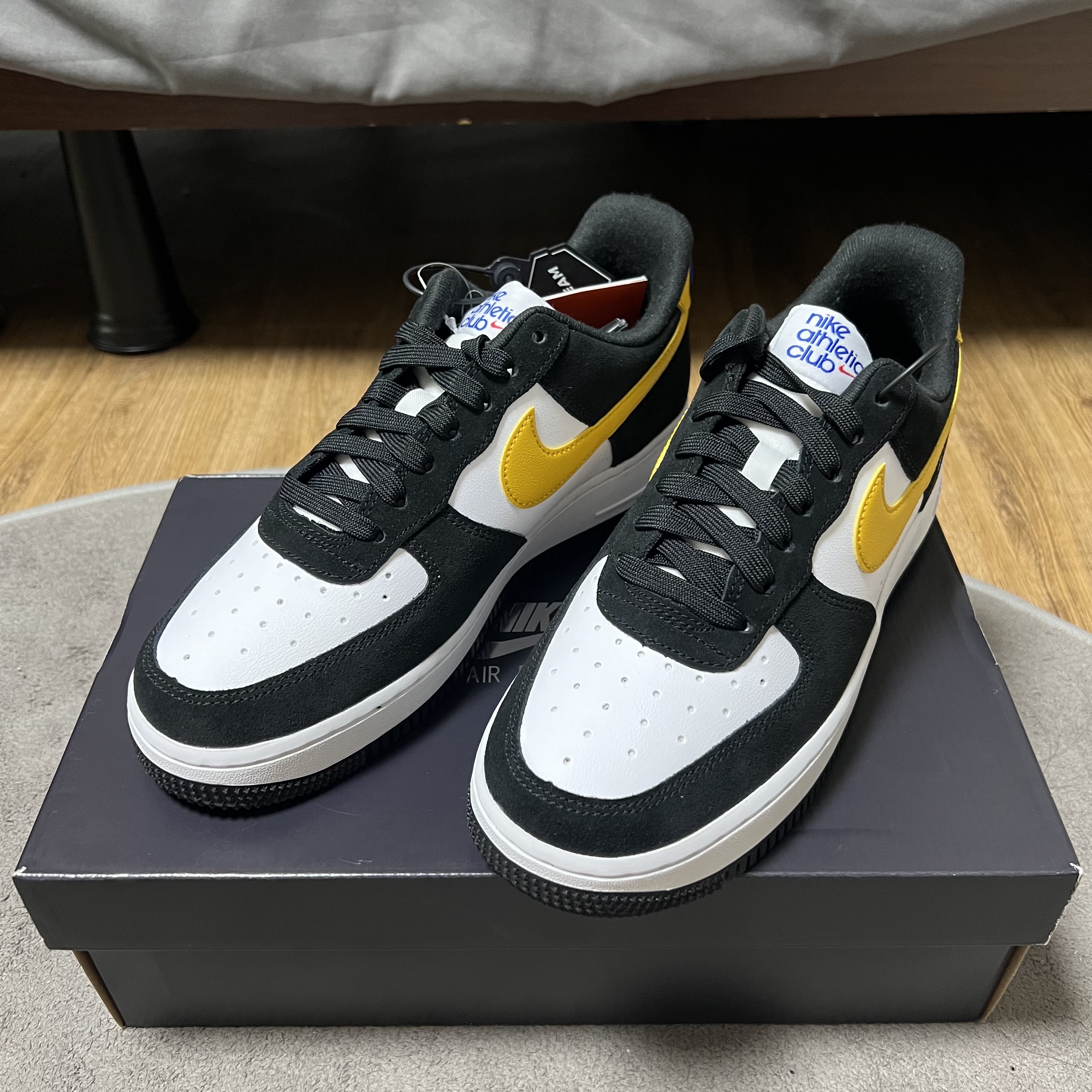 Nike Air Force 1 '07 LV8 Athletic Club Black Dark Sulfur 착용 스타일 - 2