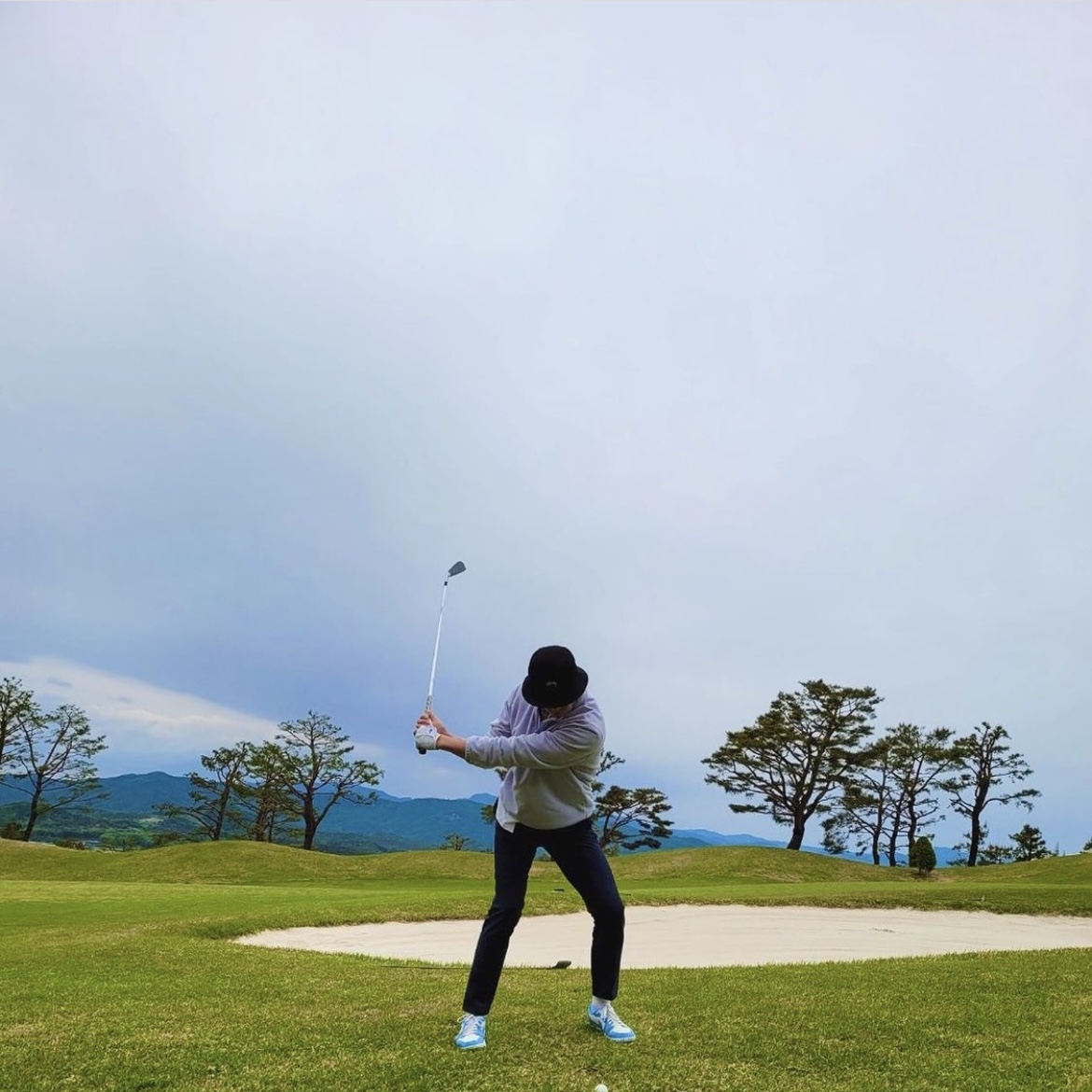 Jordan 1 Low Golf White and University Blue 착용 스타일 - 2