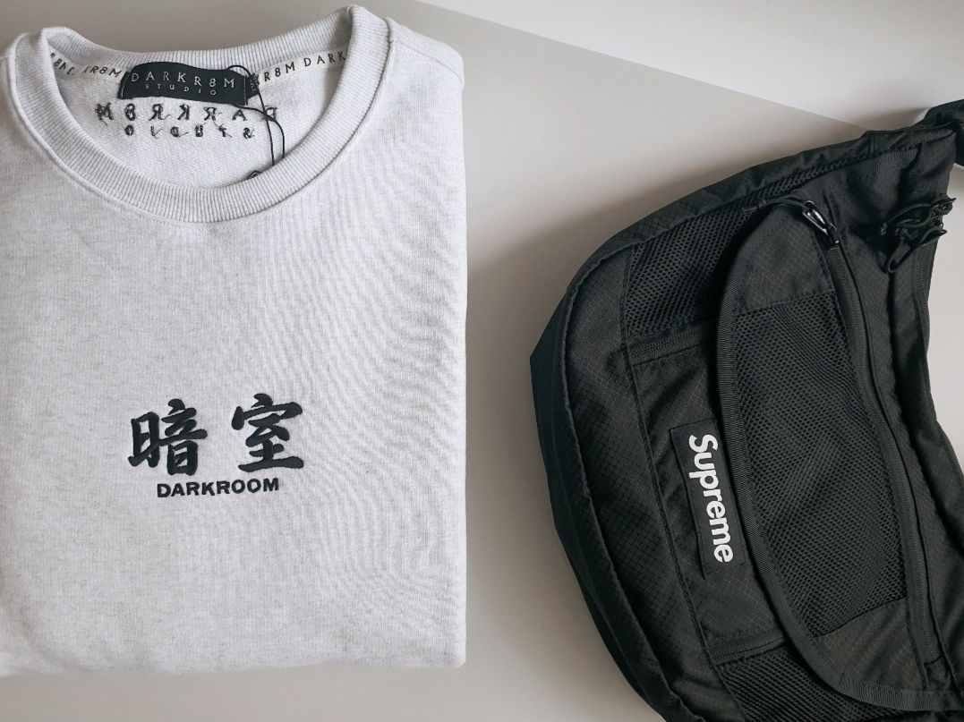 Supreme Small Messenger Bag Black - 22SS, Darkr8m Studio Basic Logo Crewneck Sweatshirt Ash 착용 스타일