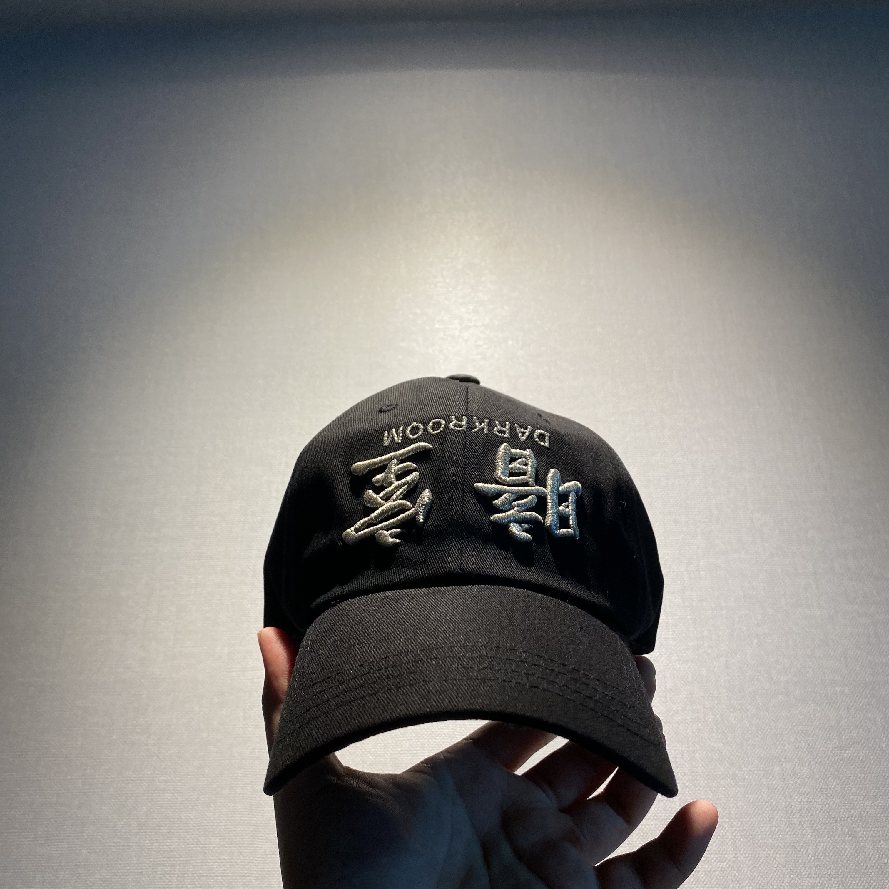 Darkr8m Studio Upside Down Silver Logo Cap 착용 스타일