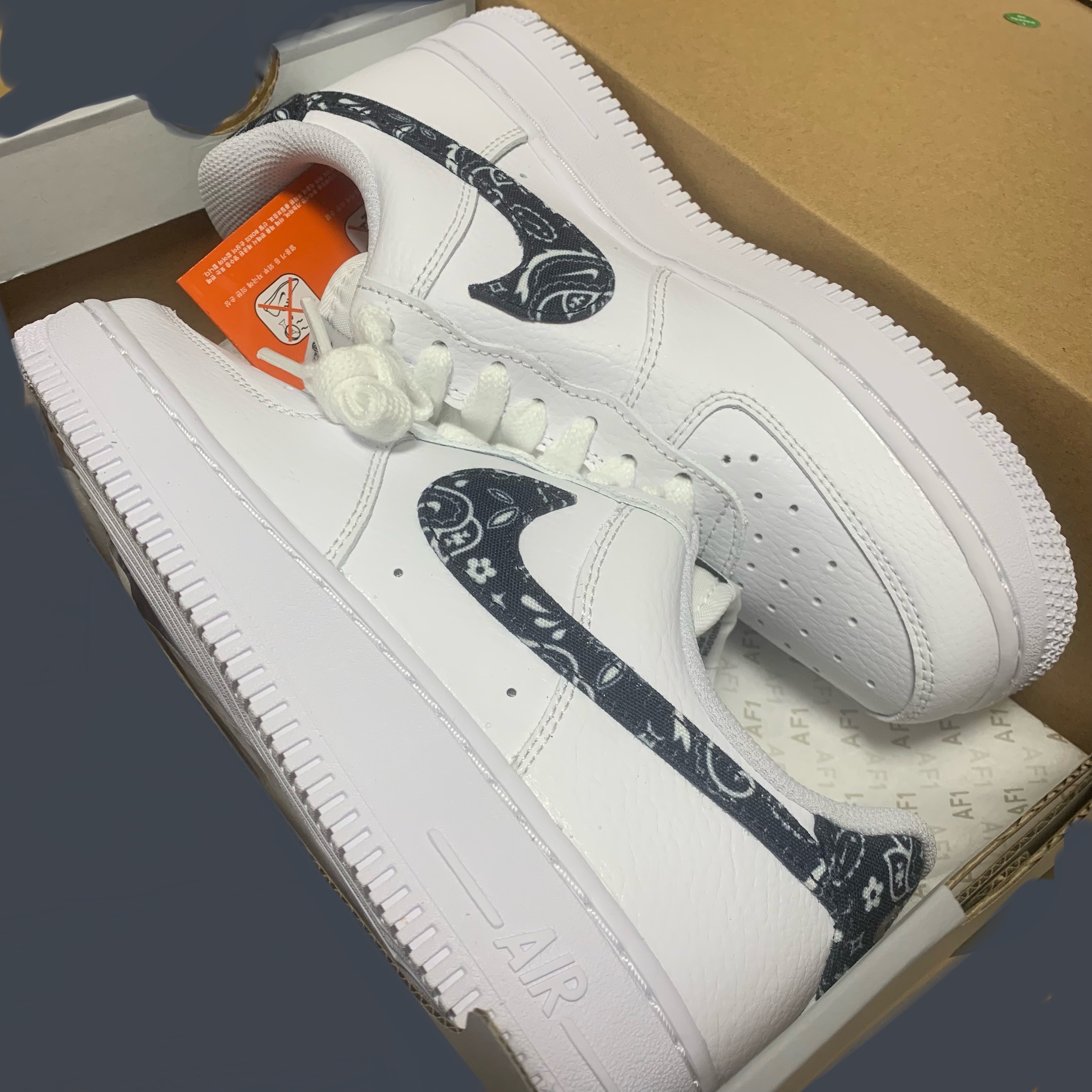 (W) Nike Air Force 1 '07 Essential Paisley Swoosh White Black 착용 스타일