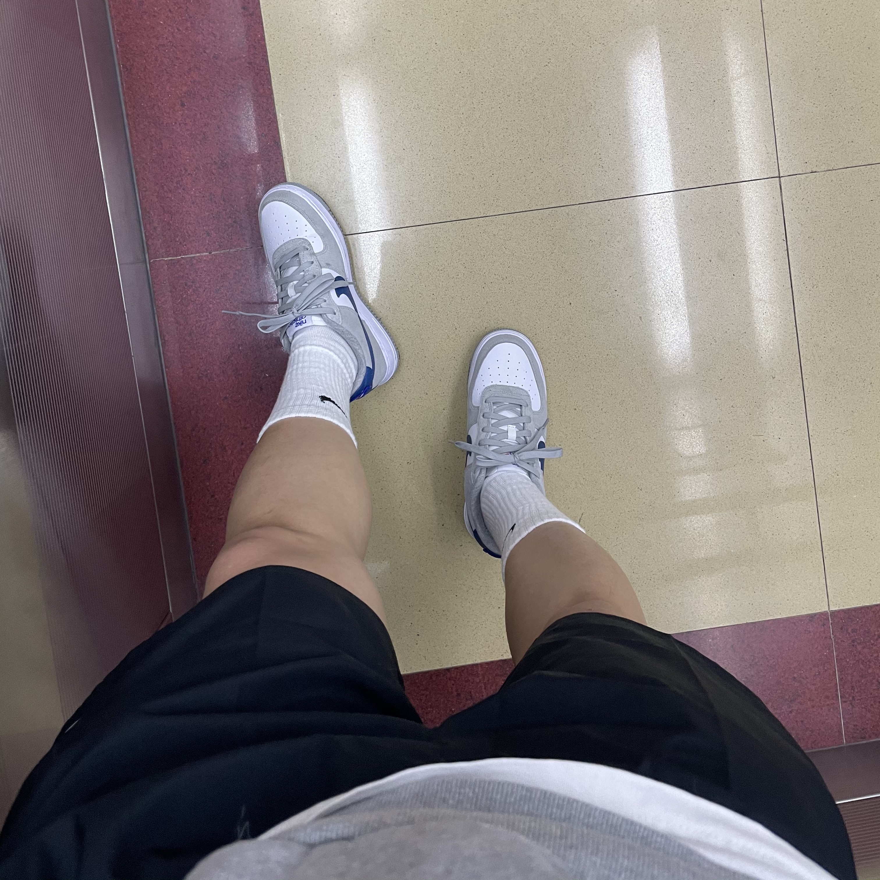 Nike Air Force 1 '07 LV8 Athletic Club Light Smoke Grey Marina, (GS) Nike Air Force 1 LV8 Athletic Club Light Smoke Grey Marina 착용 스타일 - 3