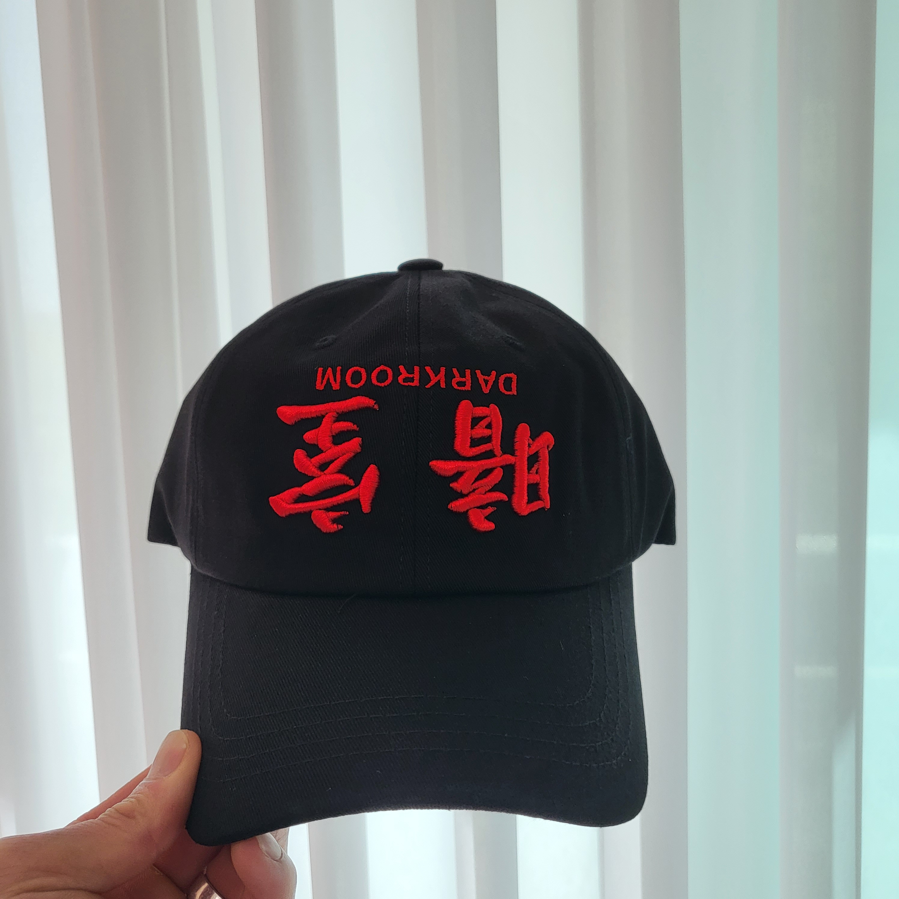 Darkr8m Studio Upside Down Red Logo Cap 착용 스타일