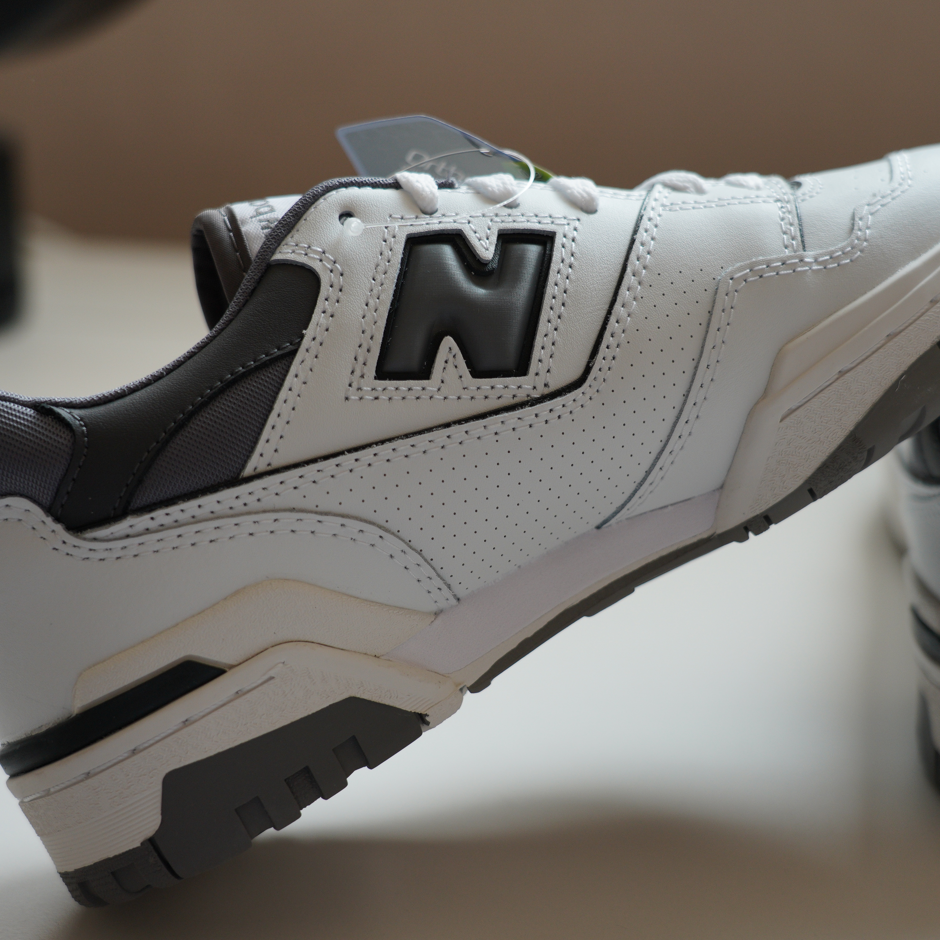 New Balance 550 White Grey Dark Grey - 2E Wide 착용 스타일 - 3