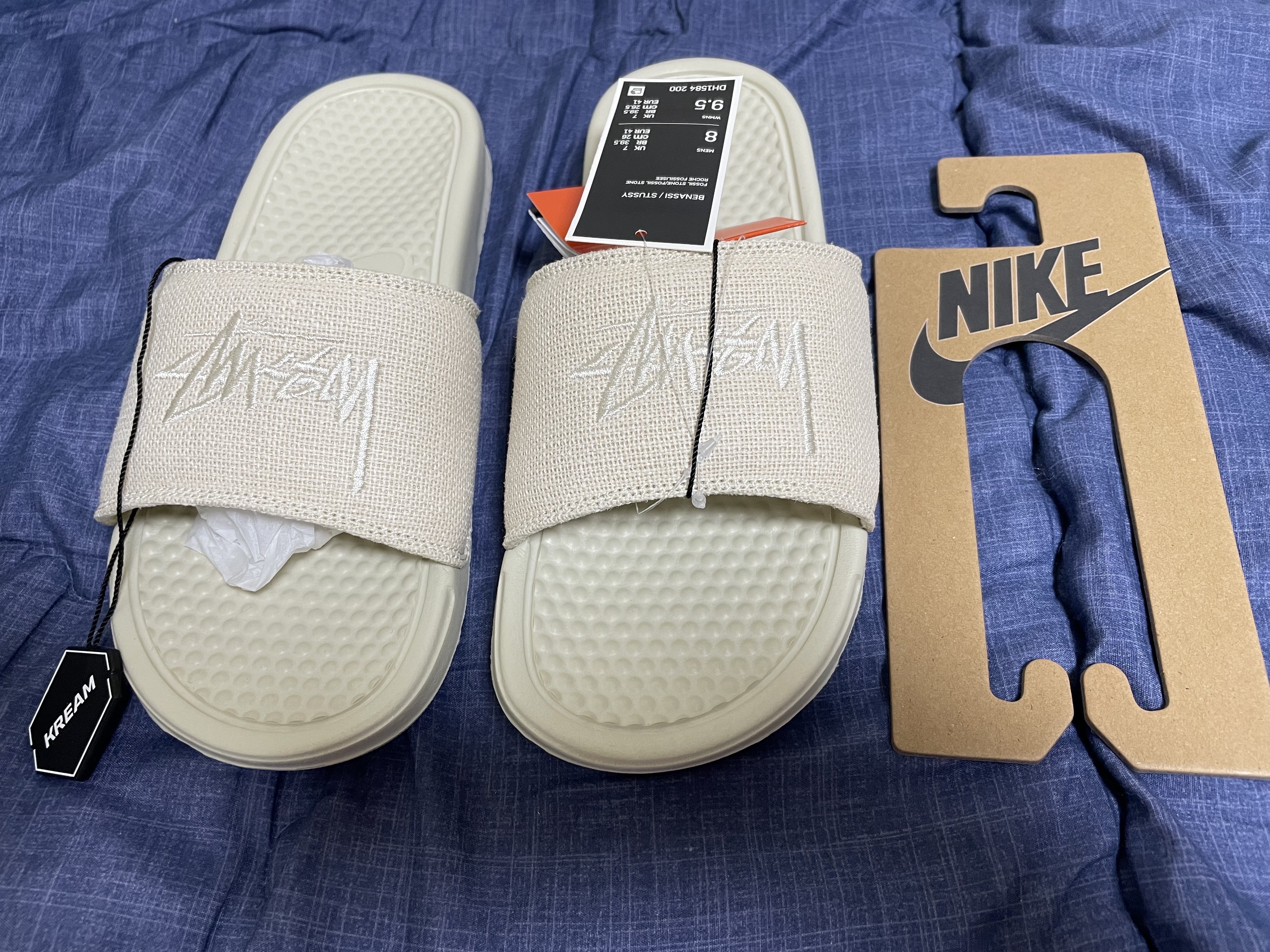 Nike x Stussy Benassi Hemp Slide Fossil Stone 착용 스타일 - 2