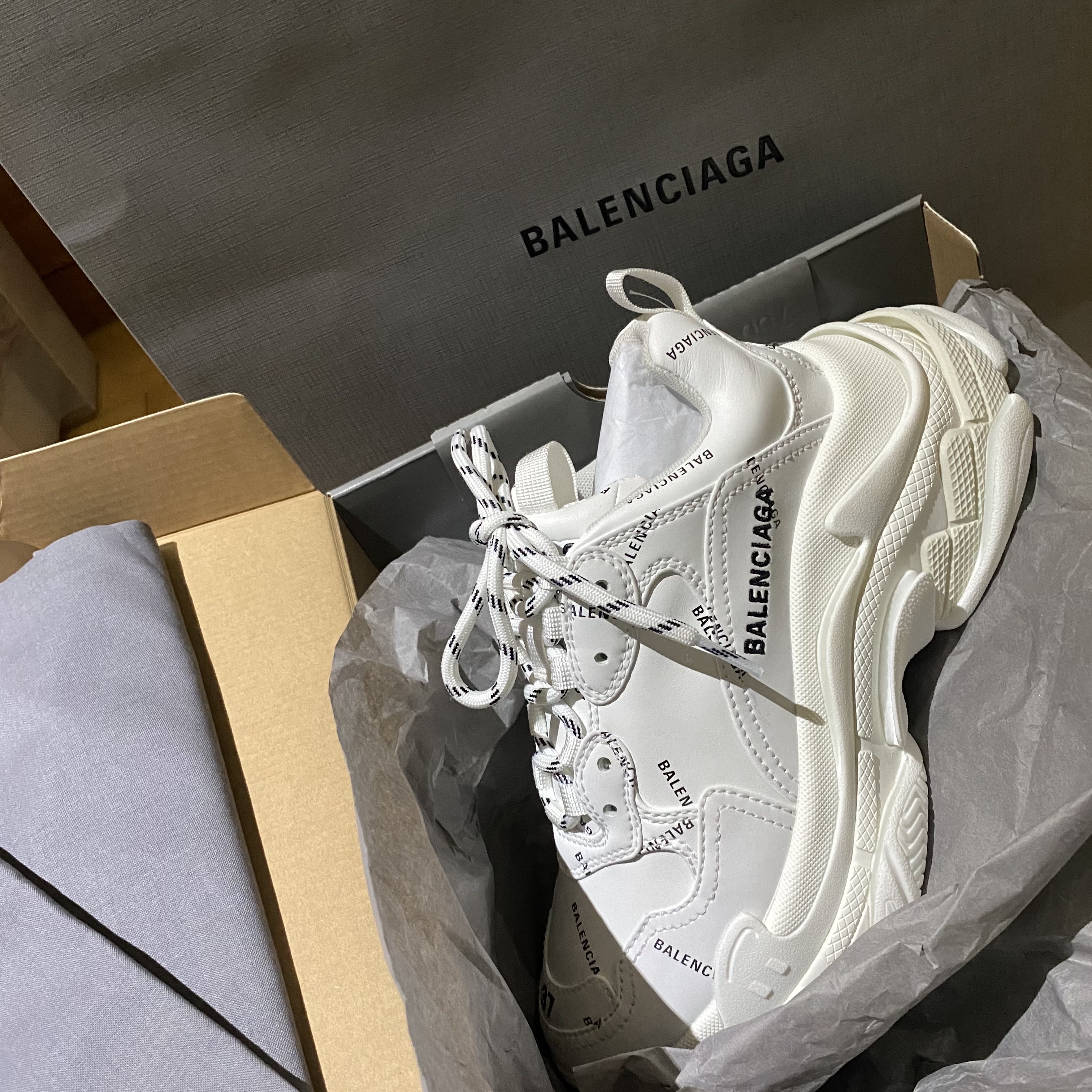 Balenciaga Allover Logo Triple S Sneakers White Black, (W) Balenciaga Allover Logo Triple S Sneakers White 착용 스타일 - 3