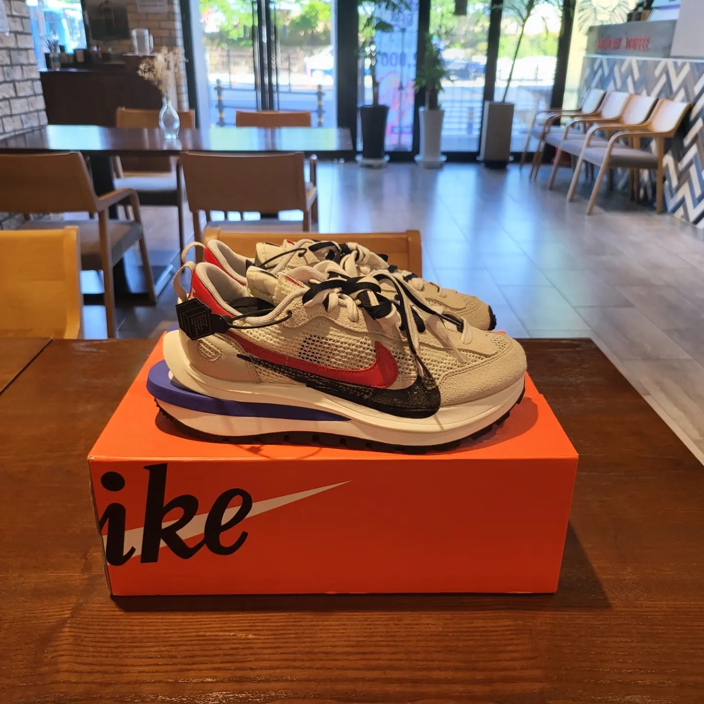 Nike x Sacai VaporWaffle Royal Fuchsia, Jordan 1 Retro High OG Black Mocha 착용 스타일 - 1