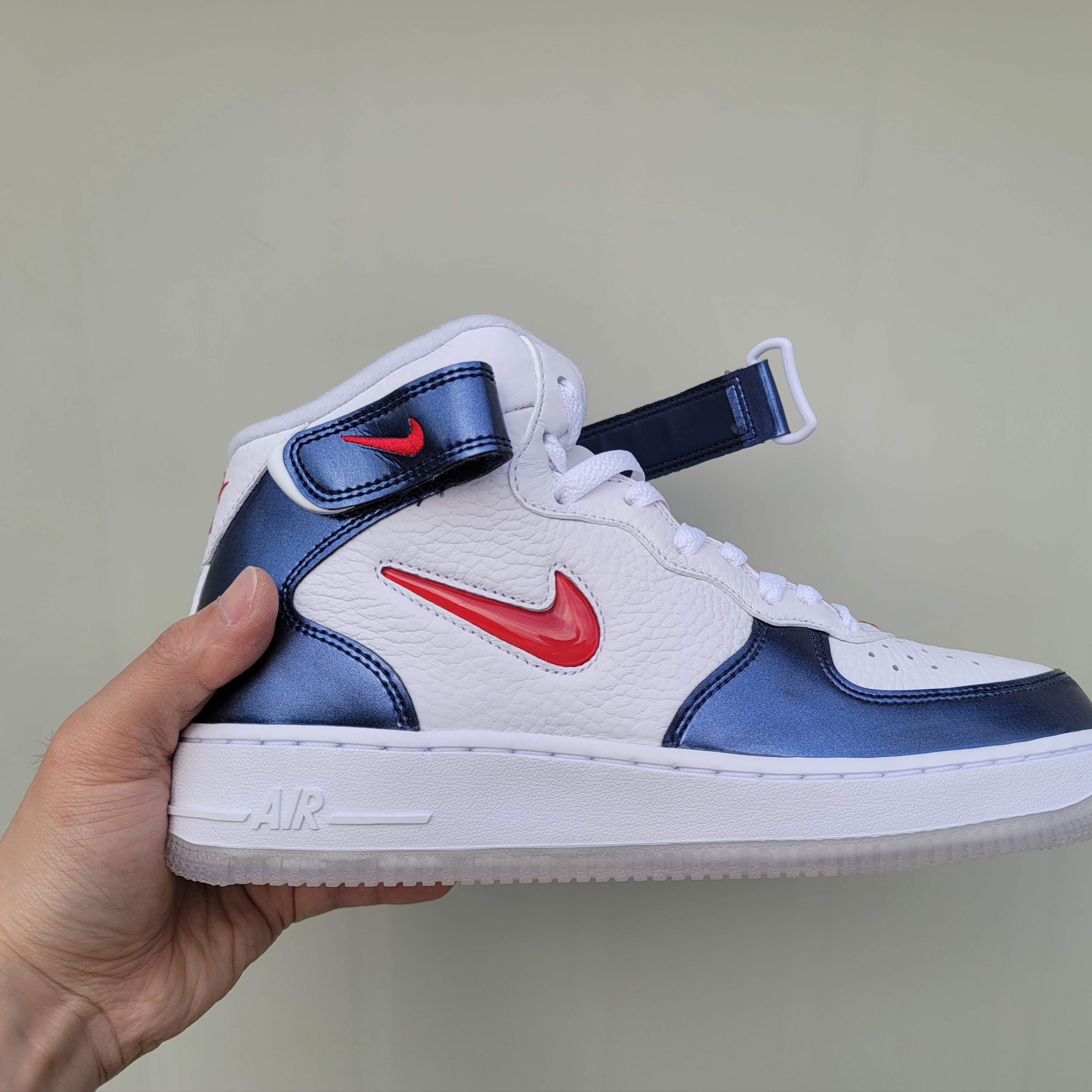 Nike Air Force 1 Mid QS University Red and Midnight Navy 착용 스타일