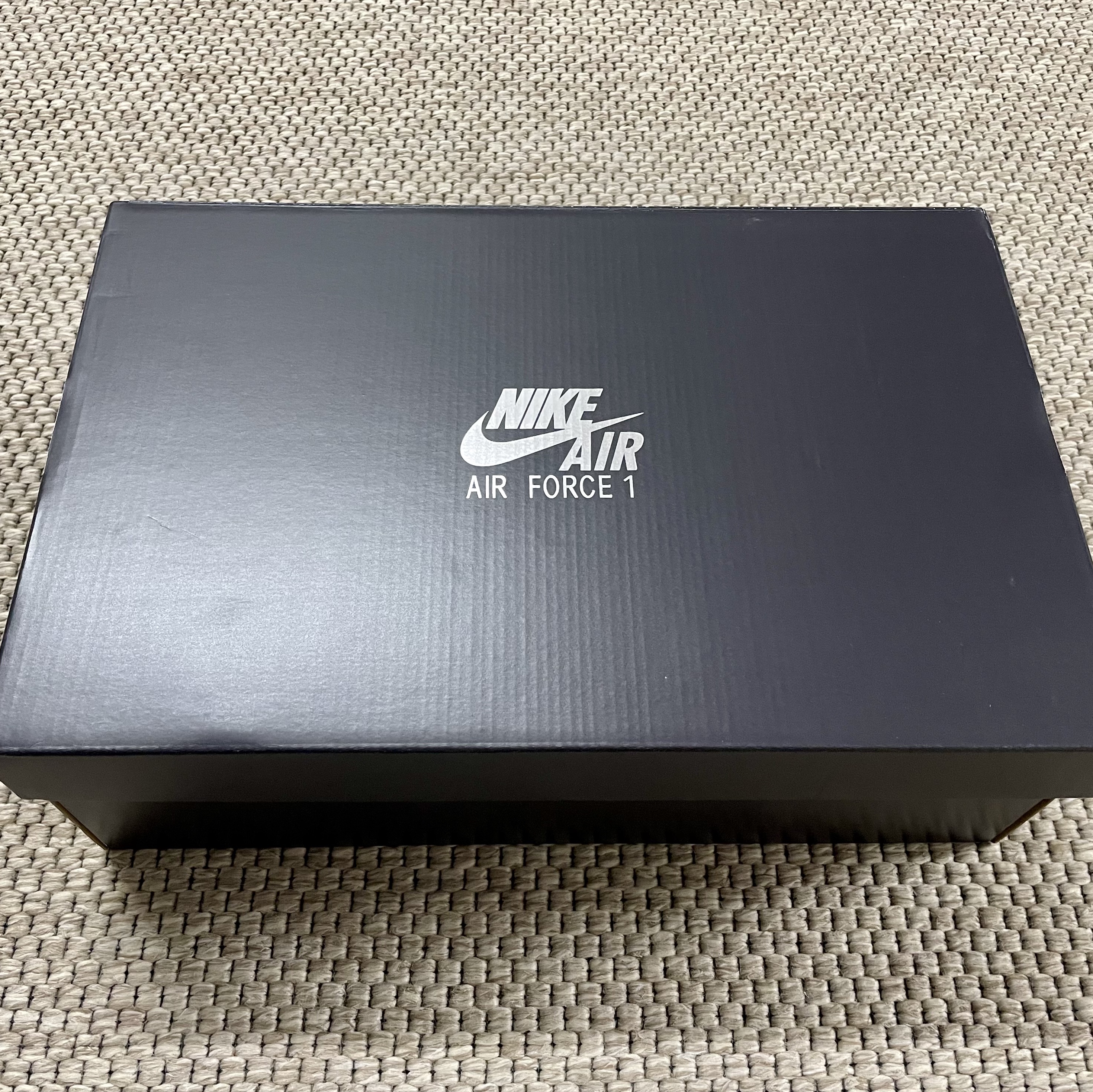 Nike Air Force 1 Mid QS University Red and Midnight Navy 착용 스타일 - 3