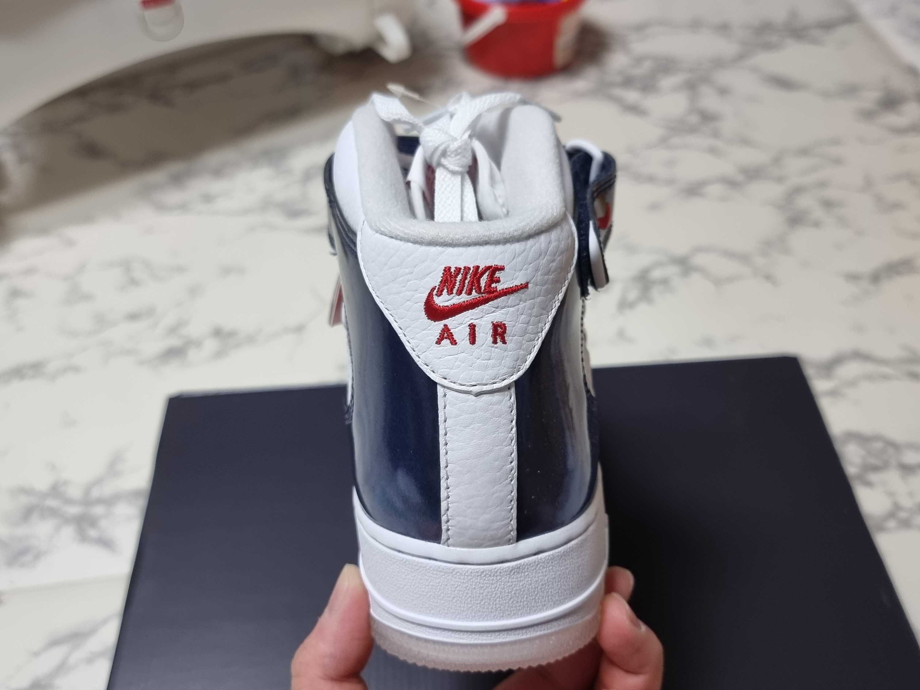 Nike Air Force 1 Mid QS University Red and Midnight Navy 착용 스타일 - 5