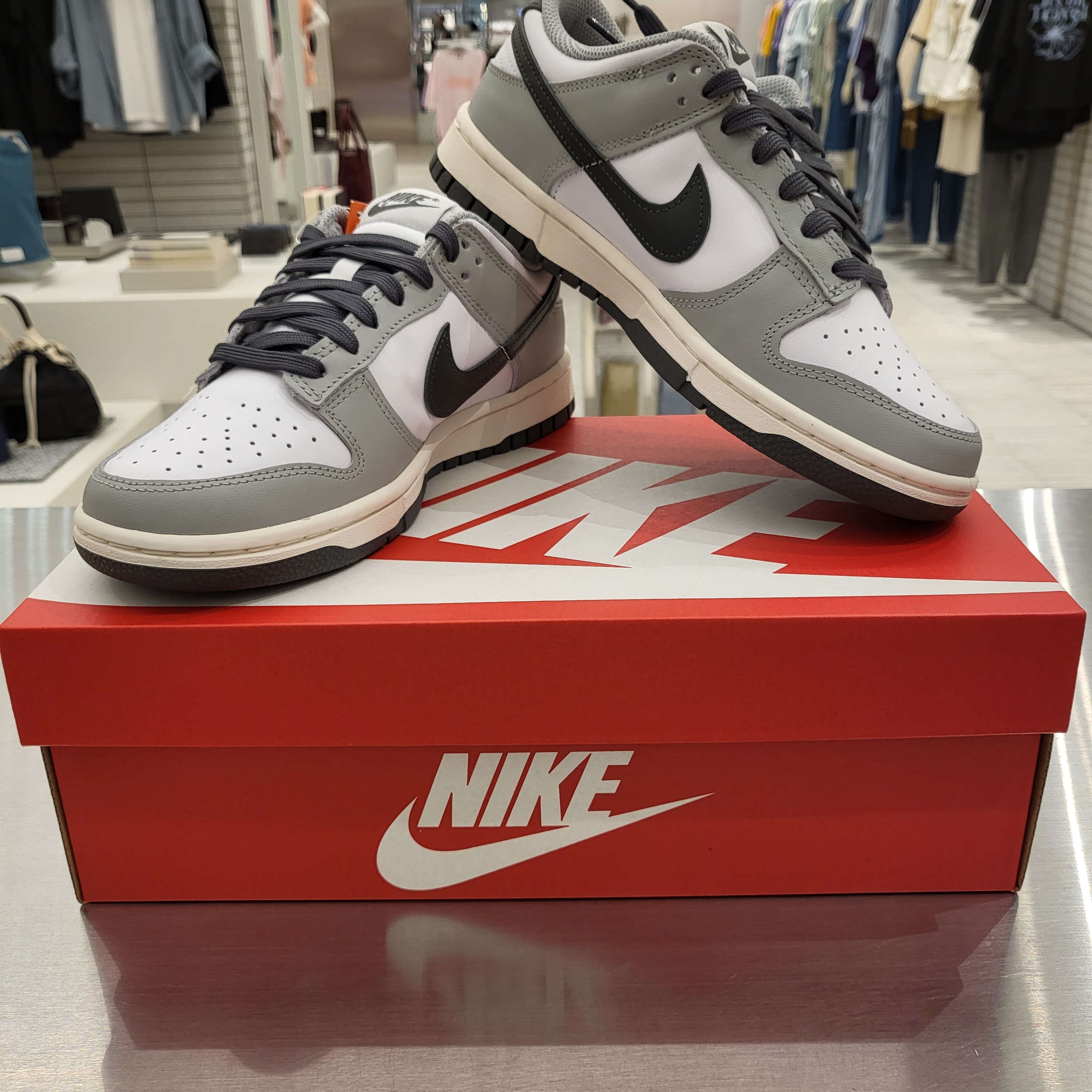 (W) Nike Dunk Low Light Smoke Grey, Adidas Yeezy Boost 700 Wave Runner Solid Grey 2021/2022 착용 스타일 - 2