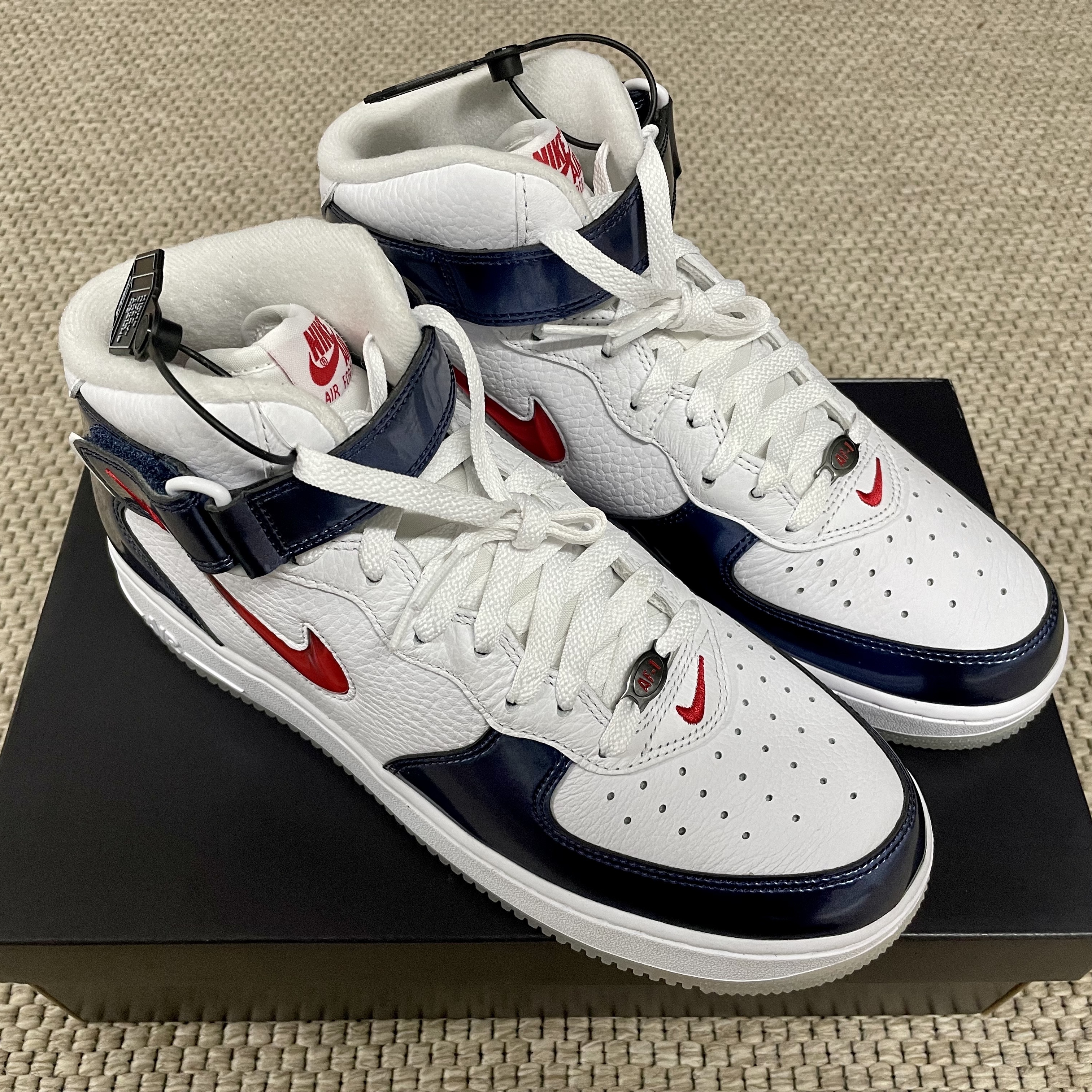 Nike Air Force 1 Mid QS University Red and Midnight Navy 착용 스타일 - 2