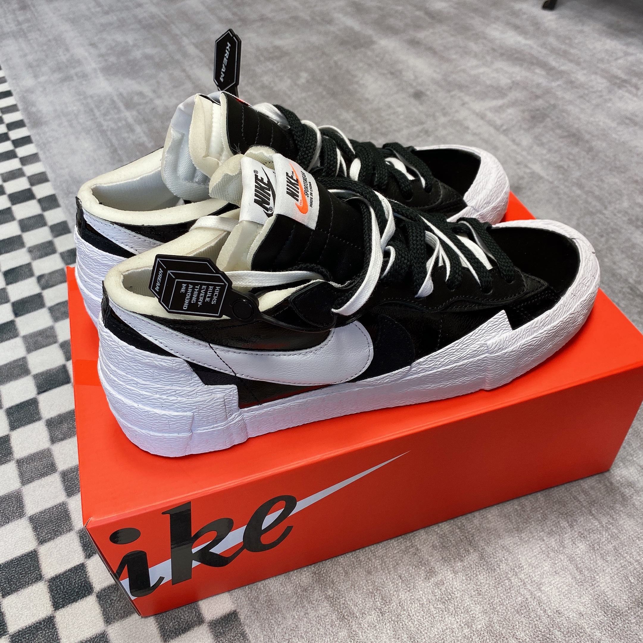Nike x Sacai Blazer Low Black Patent Leather 착용 스타일 - 1